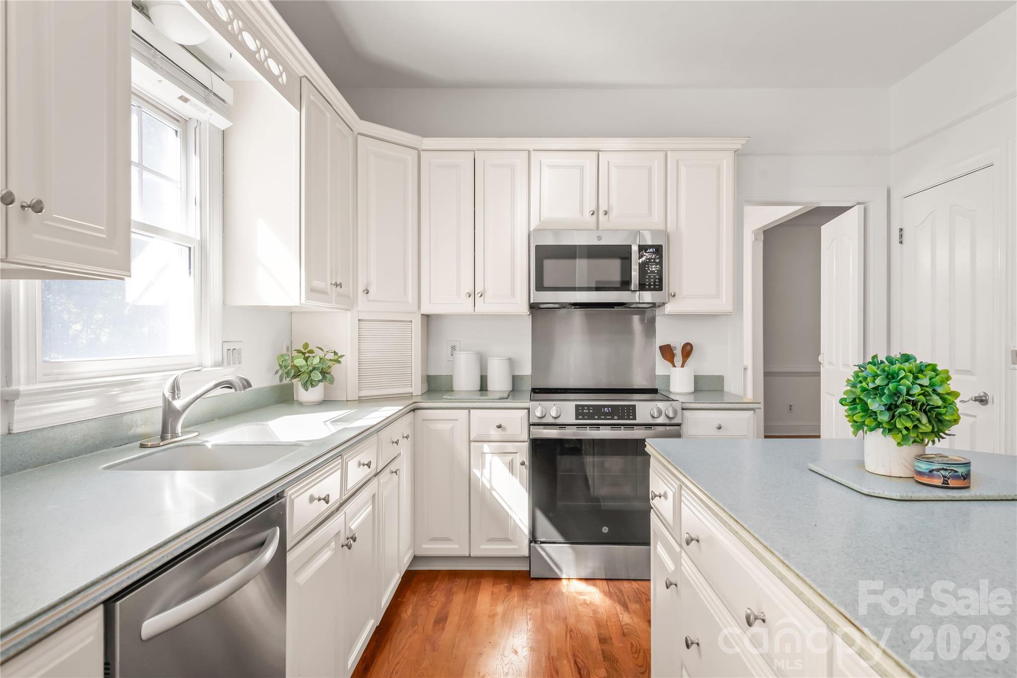 Equipped with stainless steel appliances, including a brand-new cooktop and built-in microwave (2026). - 11024 Stonepath Lane, Charlotte