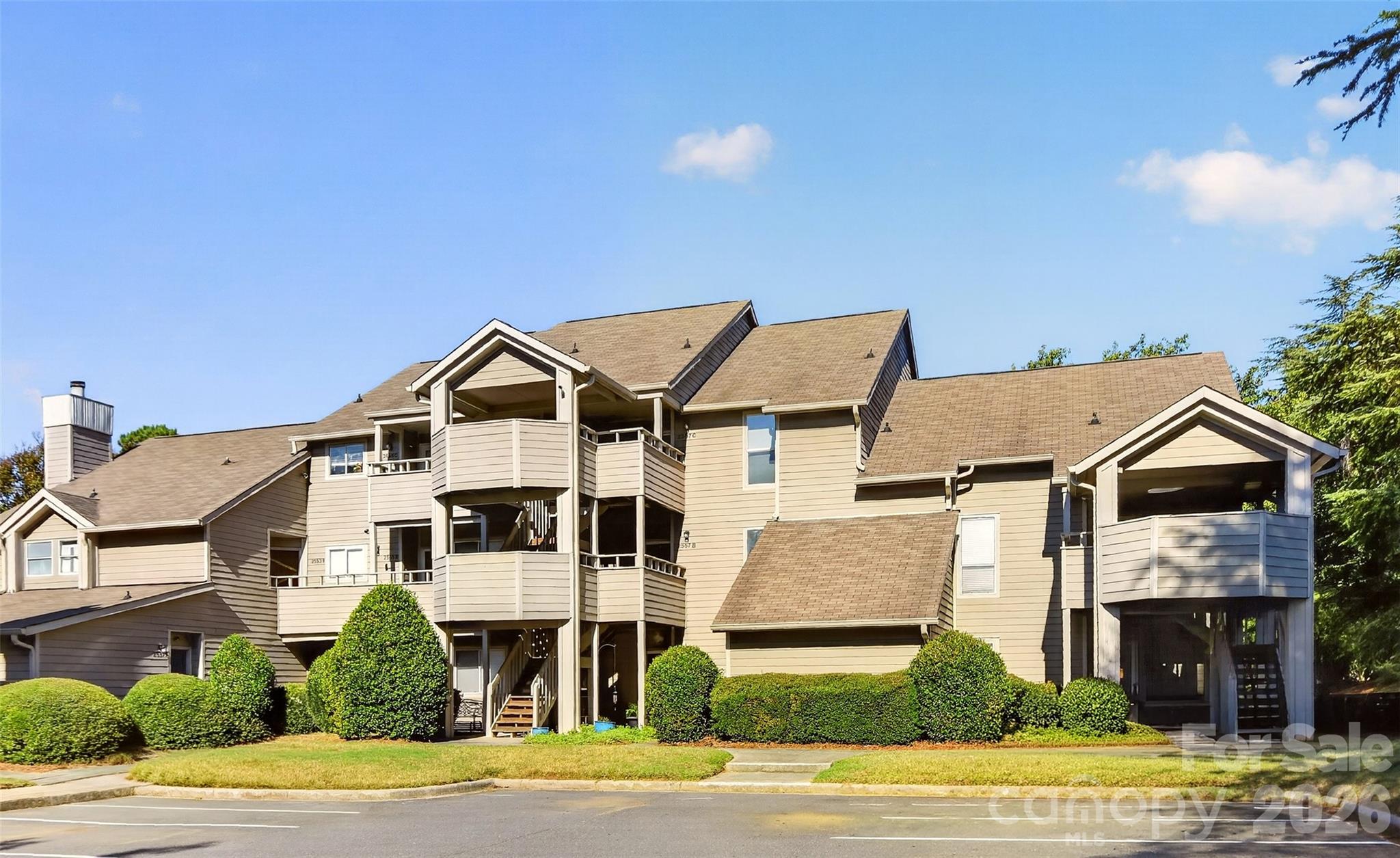 Condominium at 2559 Stockbridge Drive, Charlotte, photo 2 of 17