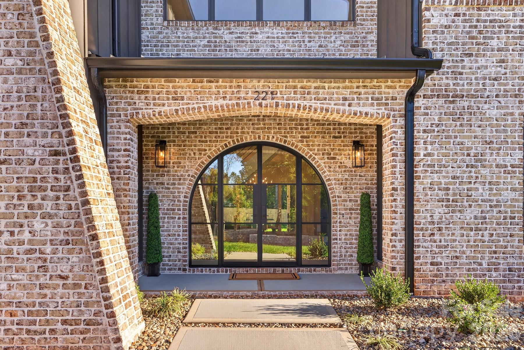 Single Family Residence at 221 Smithfield Drive, Charlotte, photo 6 of 39