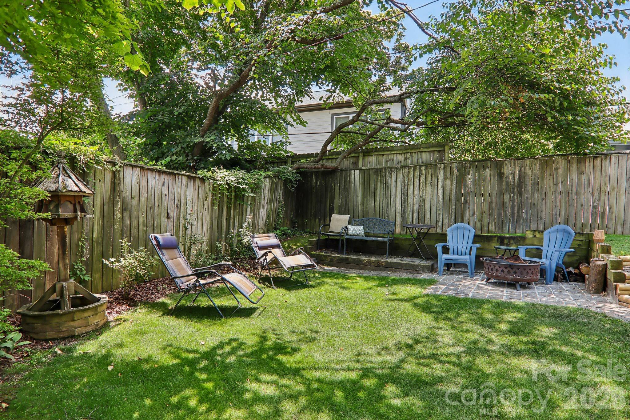 Cute and comfortable yard - 23 Tuskeegee Street, Asheville