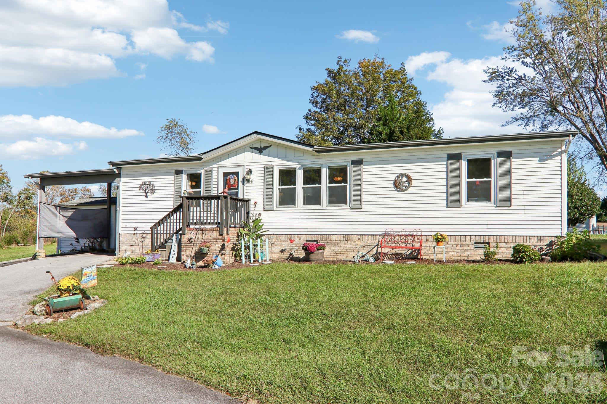Single Family Residence at 304 Meadowbrook Court, Hendersonville, photo 3 of 48