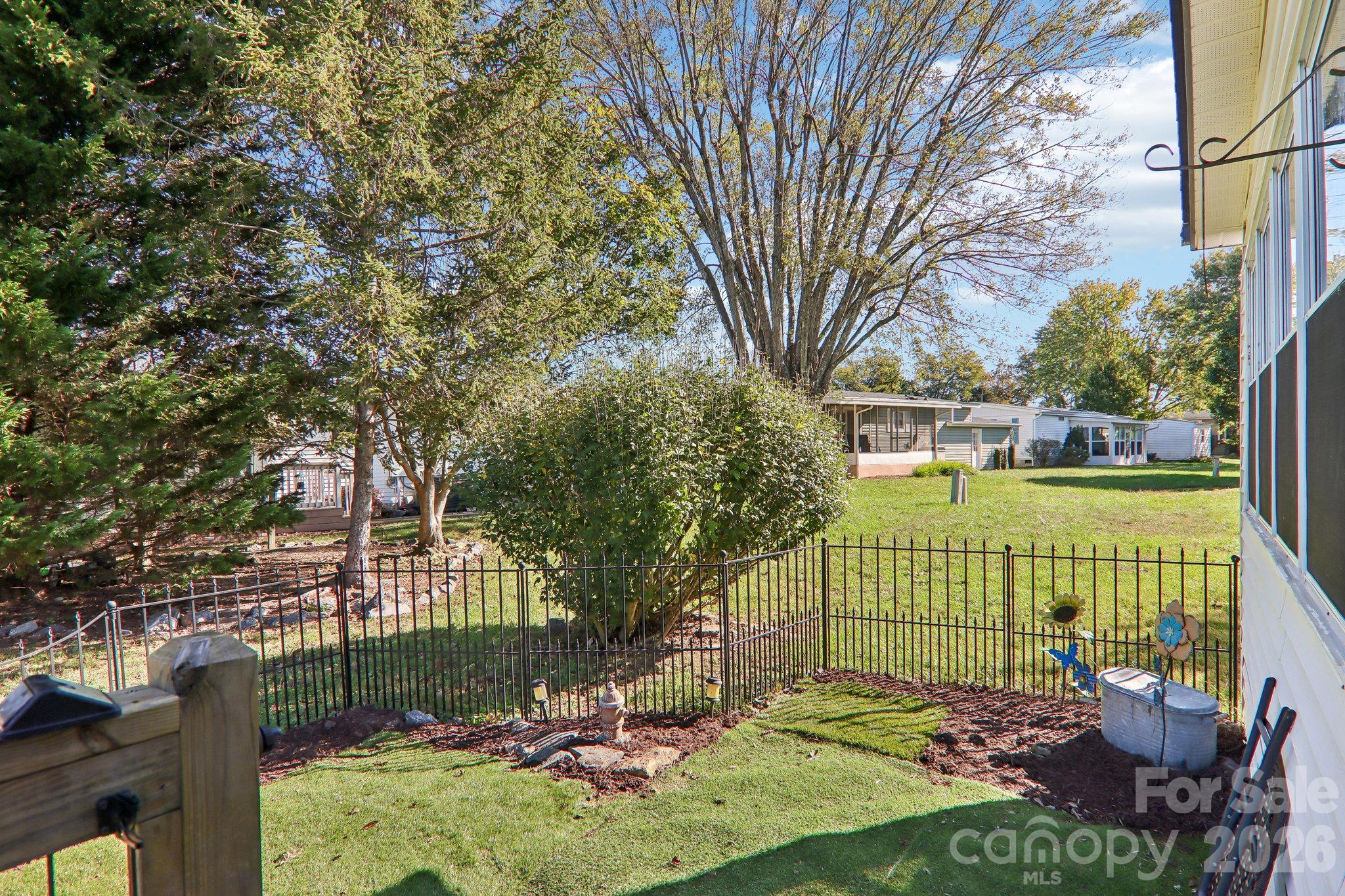 Single Family Residence at 304 Meadowbrook Court, Hendersonville, photo 36 of 48