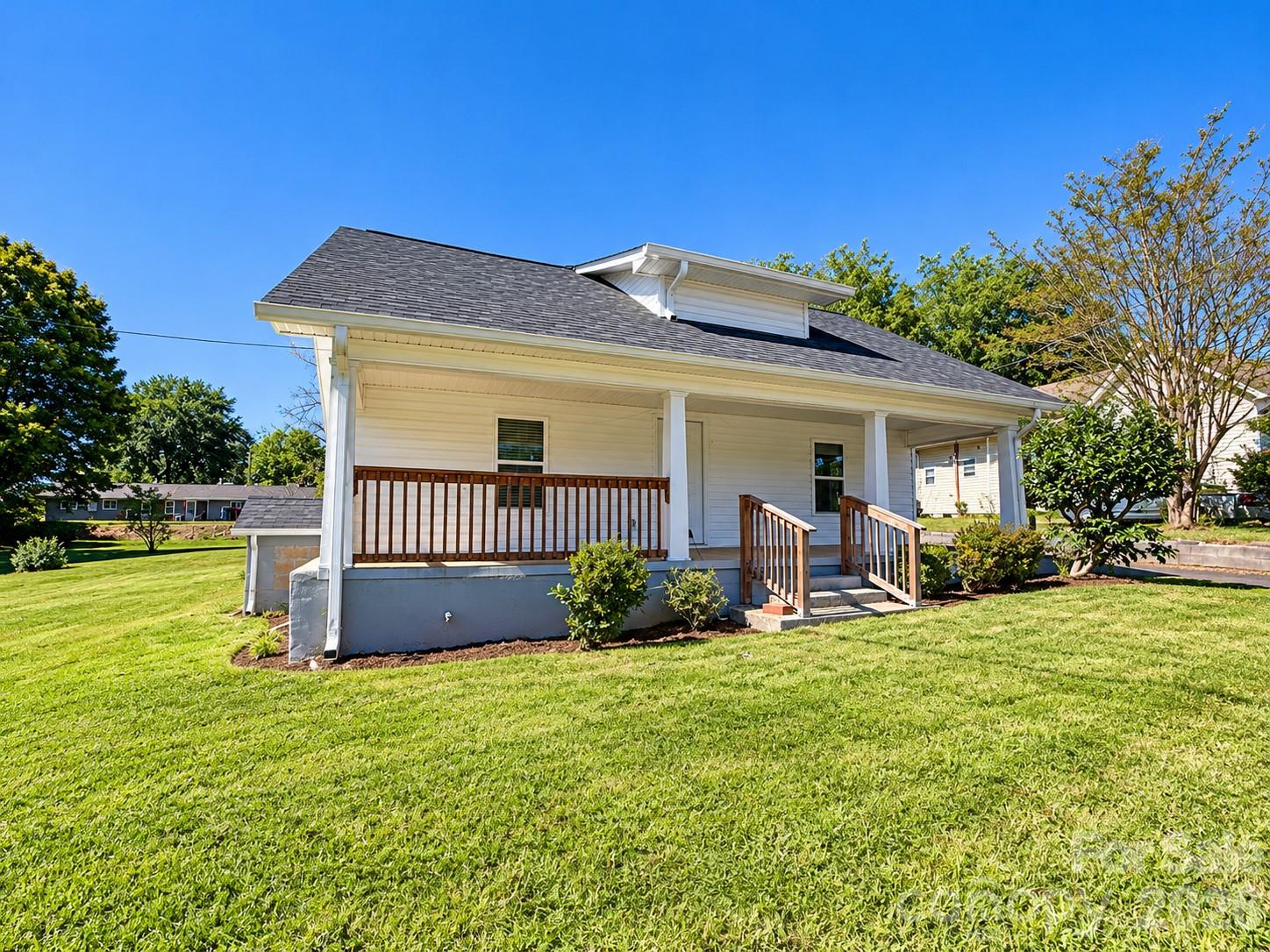 Duplex at 335 Unit A & Unit B N Oakland Avenue, Statesville