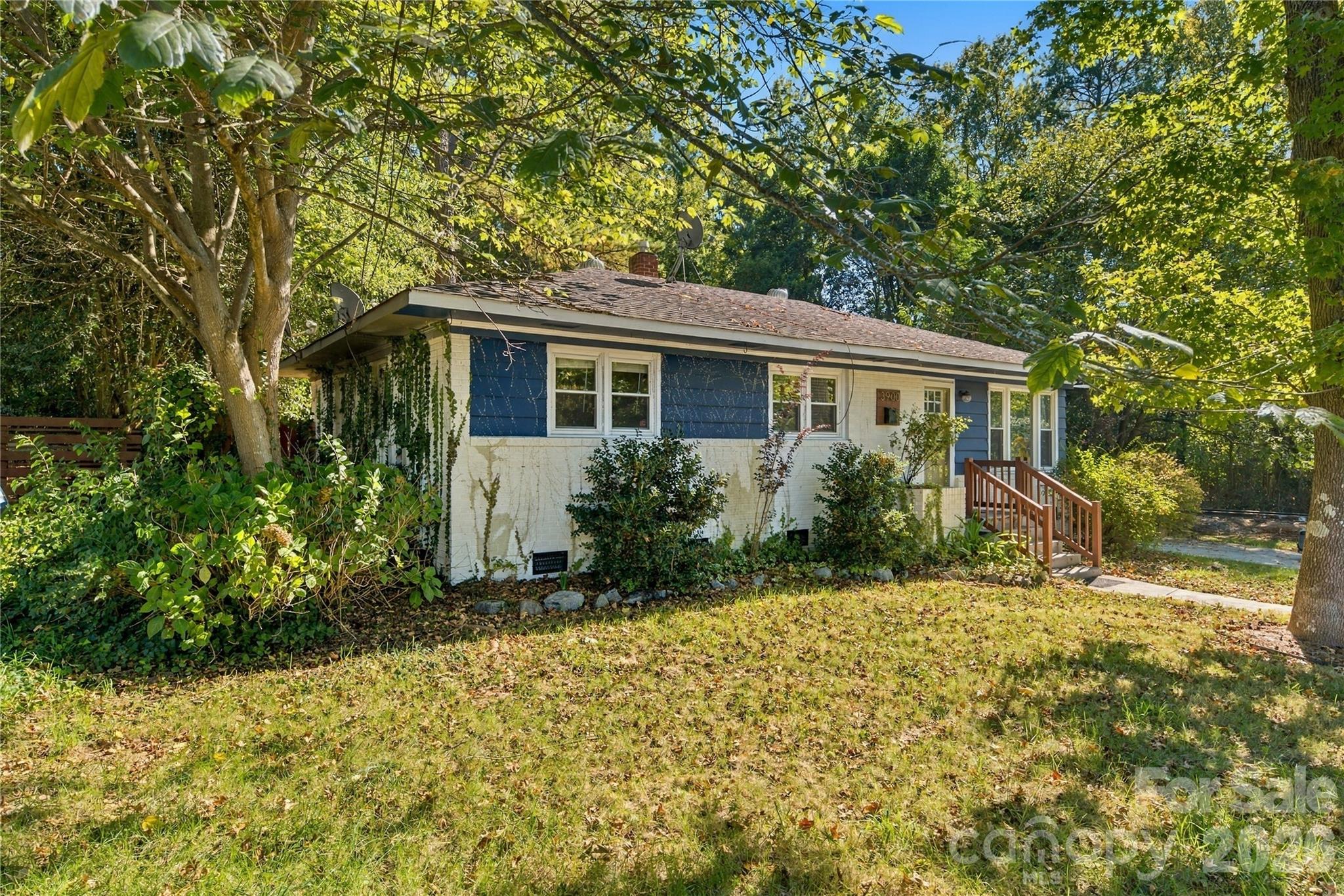 Single Family Residence at 3900 Tipperary Place, Charlotte, photo 2 of 26