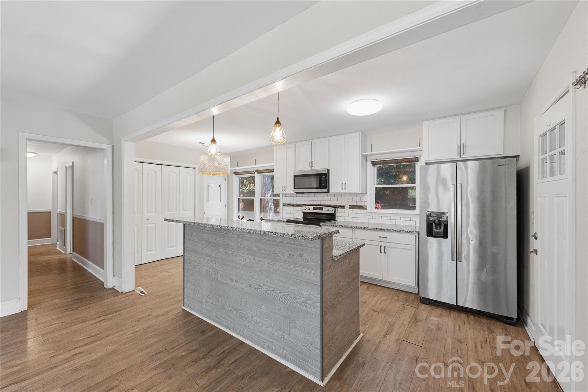 Single Family Residence at 3900 Tipperary Place, Charlotte, photo 7 of 26