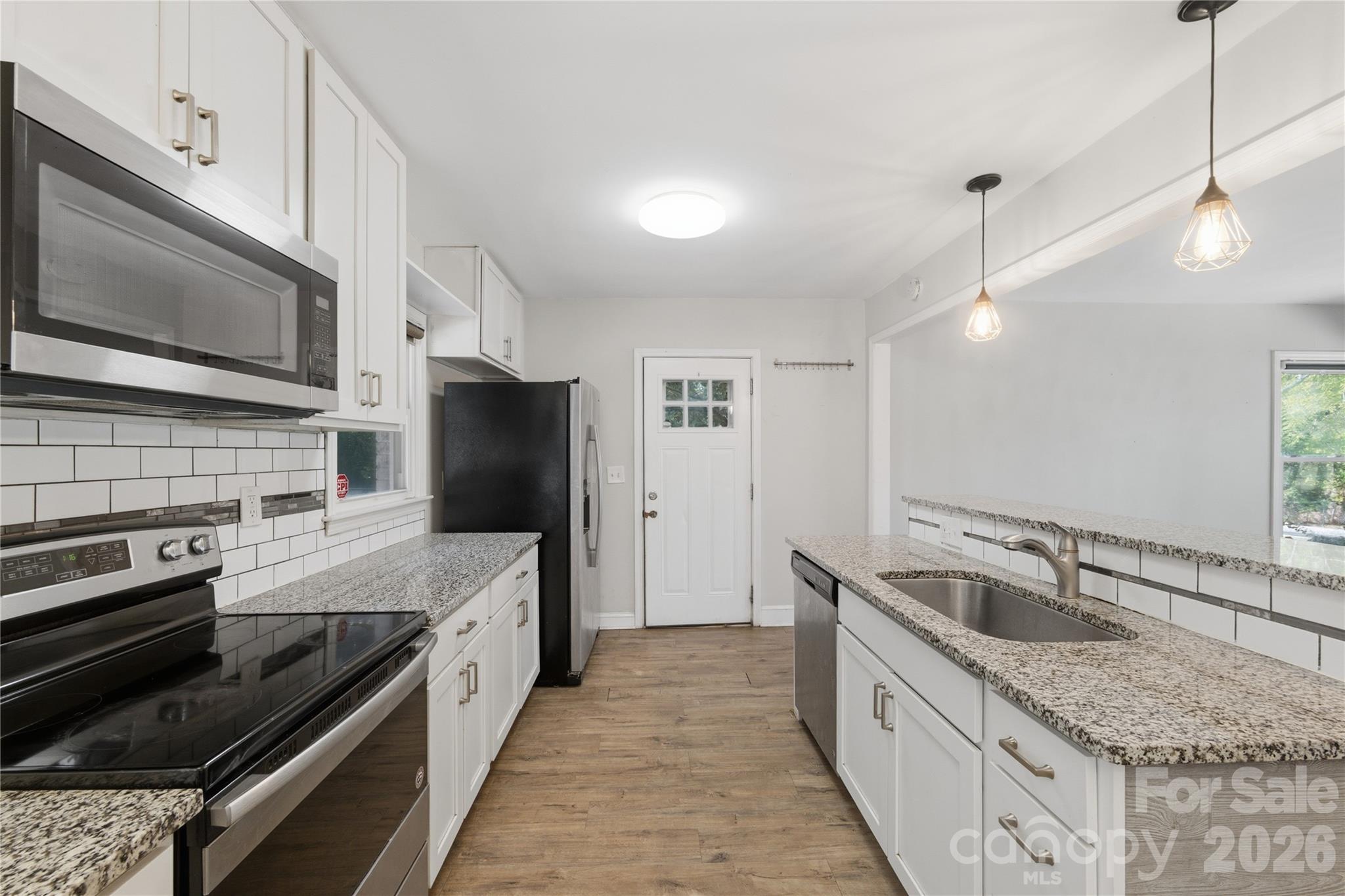 Single Family Residence at 3900 Tipperary Place, Charlotte, photo 8 of 26