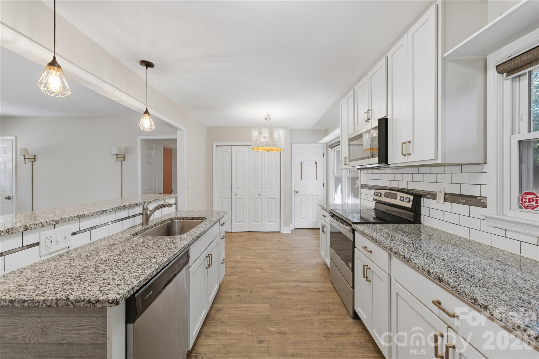 Single Family Residence at 3900 Tipperary Place, Charlotte, photo 9 of 26