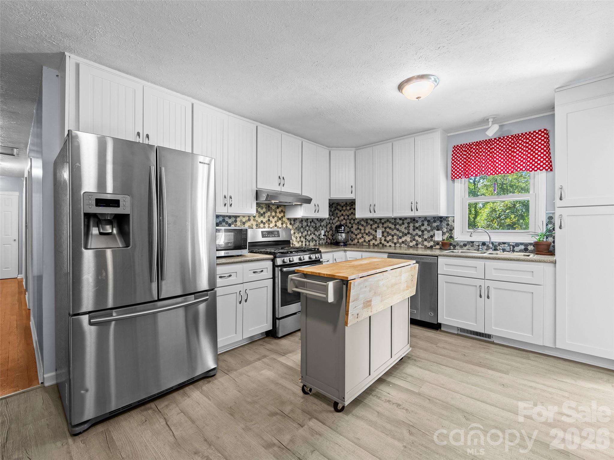 Single Family Residence at 31 Southwicke Drive, Arden, photo 8 of 31