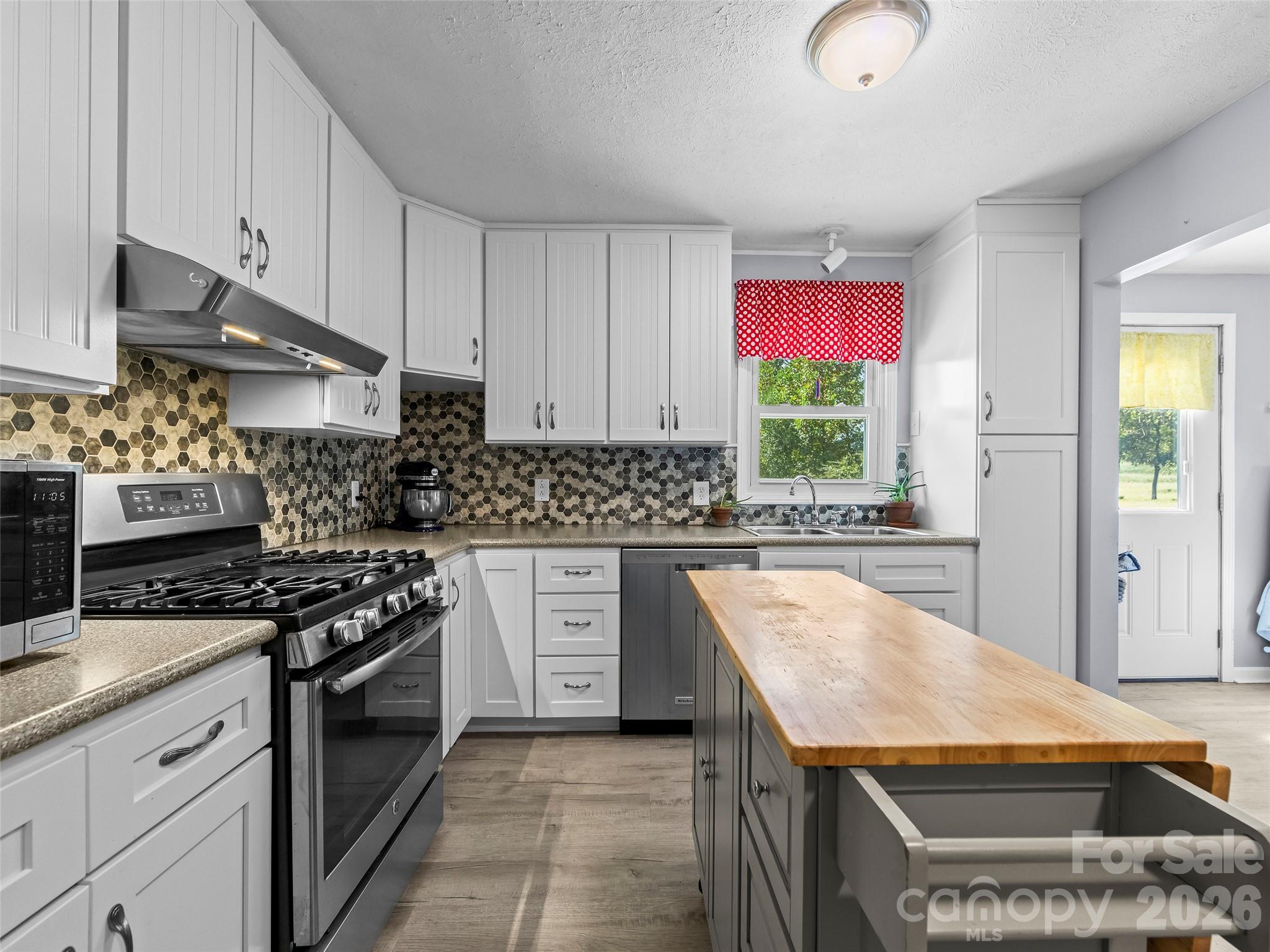 Single Family Residence at 31 Southwicke Drive, Arden, photo 9 of 31