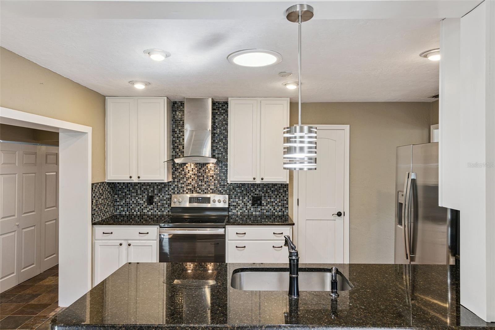 Modern updated kitchen with range hood - 3115 HARGILL DR, ORLANDO