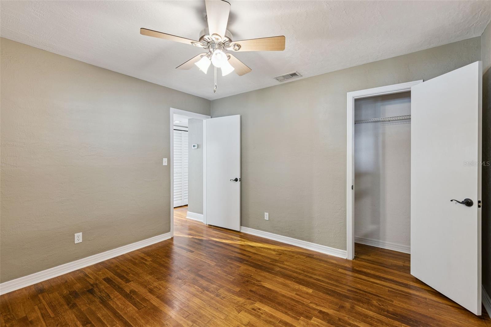 Secondary bedroom with walk in closet - 3115 HARGILL DR, ORLANDO