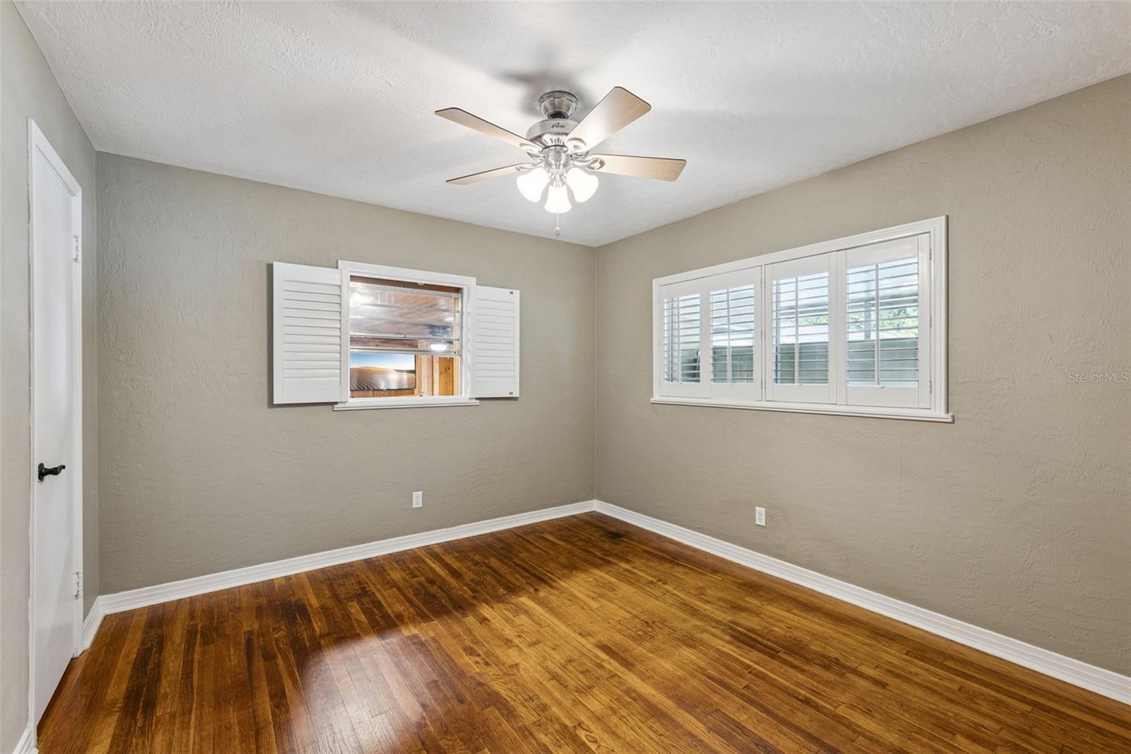 Secondary bedroom overlooks backyard and indoor pub area - 3115 HARGILL DR, ORLANDO