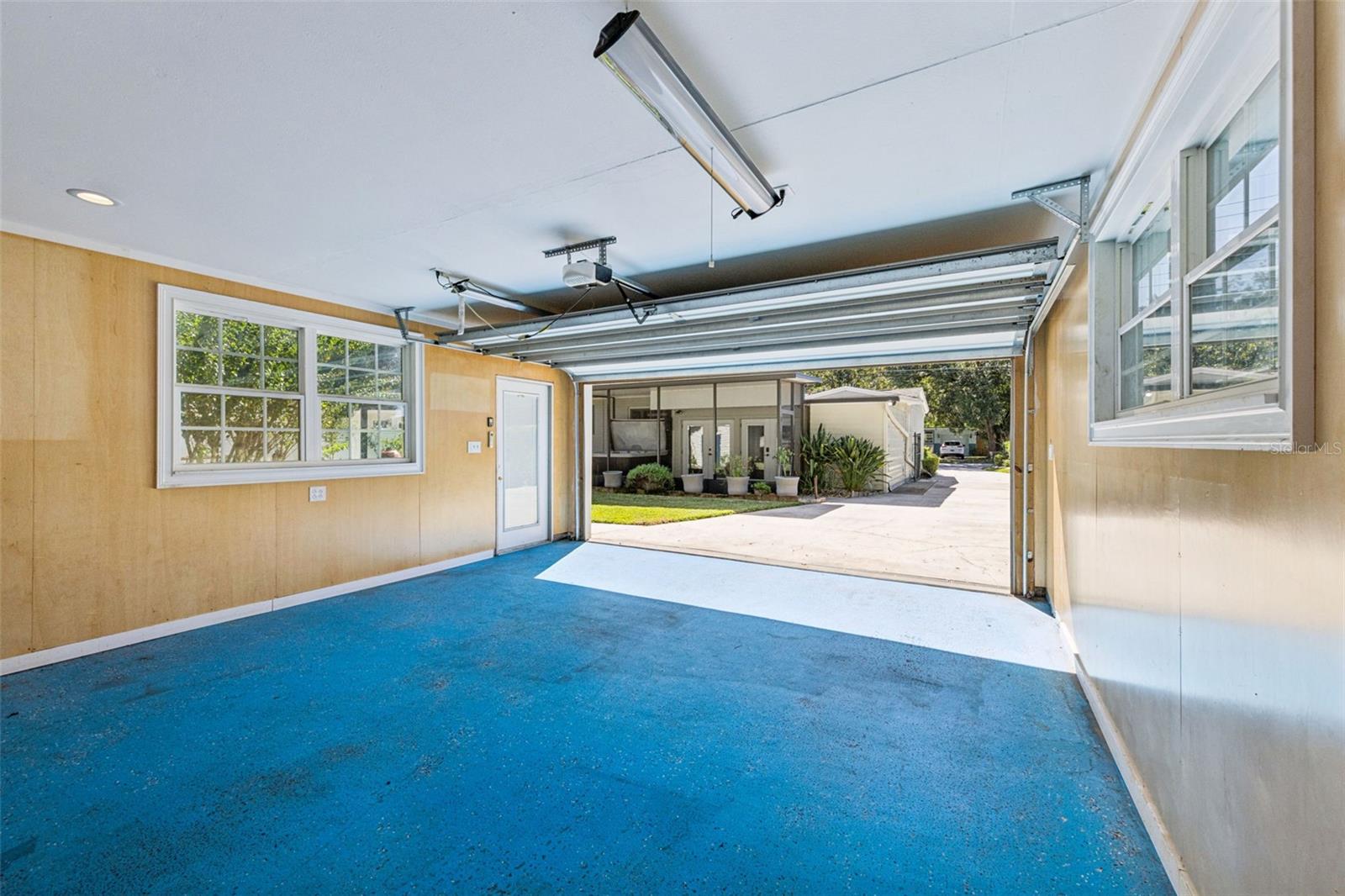 This view shows the long extended driveway that could hold 8 cars ! views of the screen porch and hot tub - 3115 HARGILL DR, ORLANDO