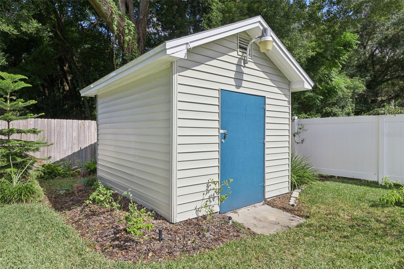 Workshop / Shed. with an irrigation well and 4 zone sprinkler set up behind. - 3115 HARGILL DR, ORLANDO