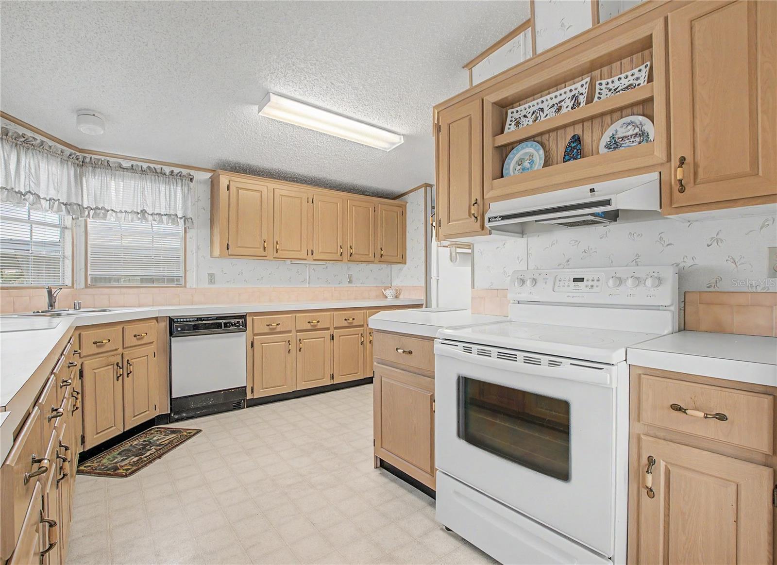 Manufactured Home at 5425 BETMAR DR, ZEPHYRHILLS, photo 4 of 45