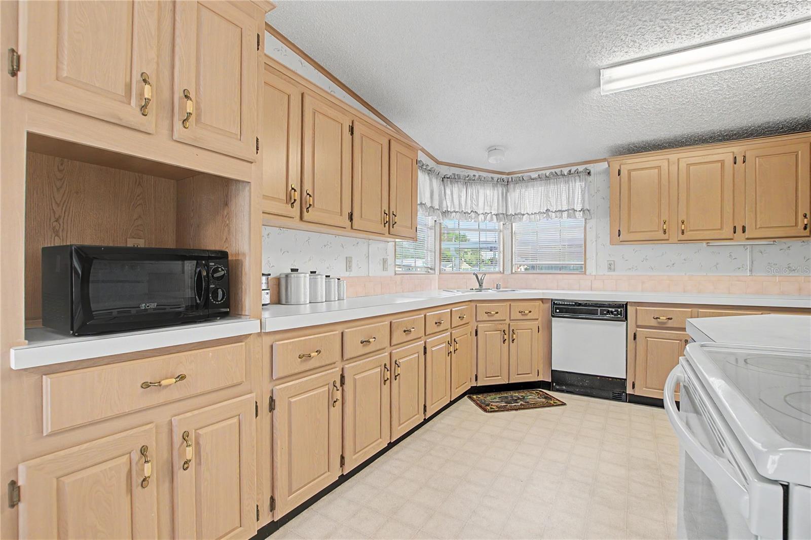 Manufactured Home at 5425 BETMAR DR, ZEPHYRHILLS, photo 6 of 45