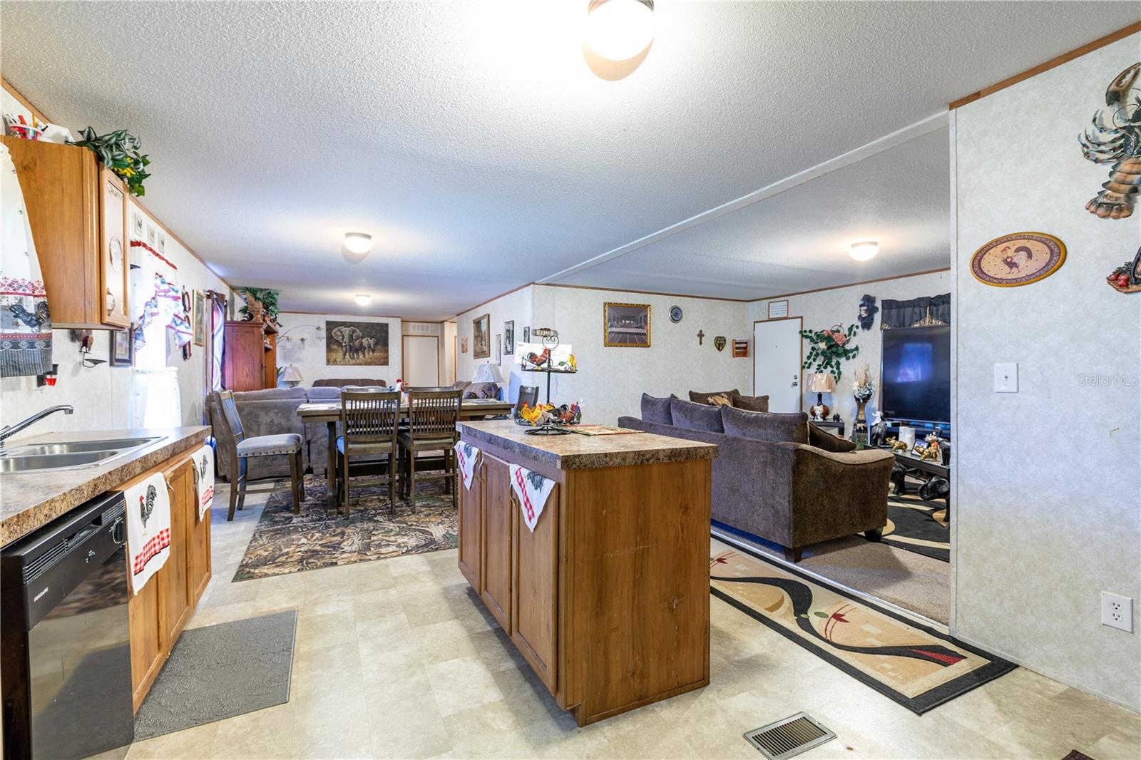 Manufactured Home at 13719 NW 89TH AVE, LAKE BUTLER, photo 5 of 27