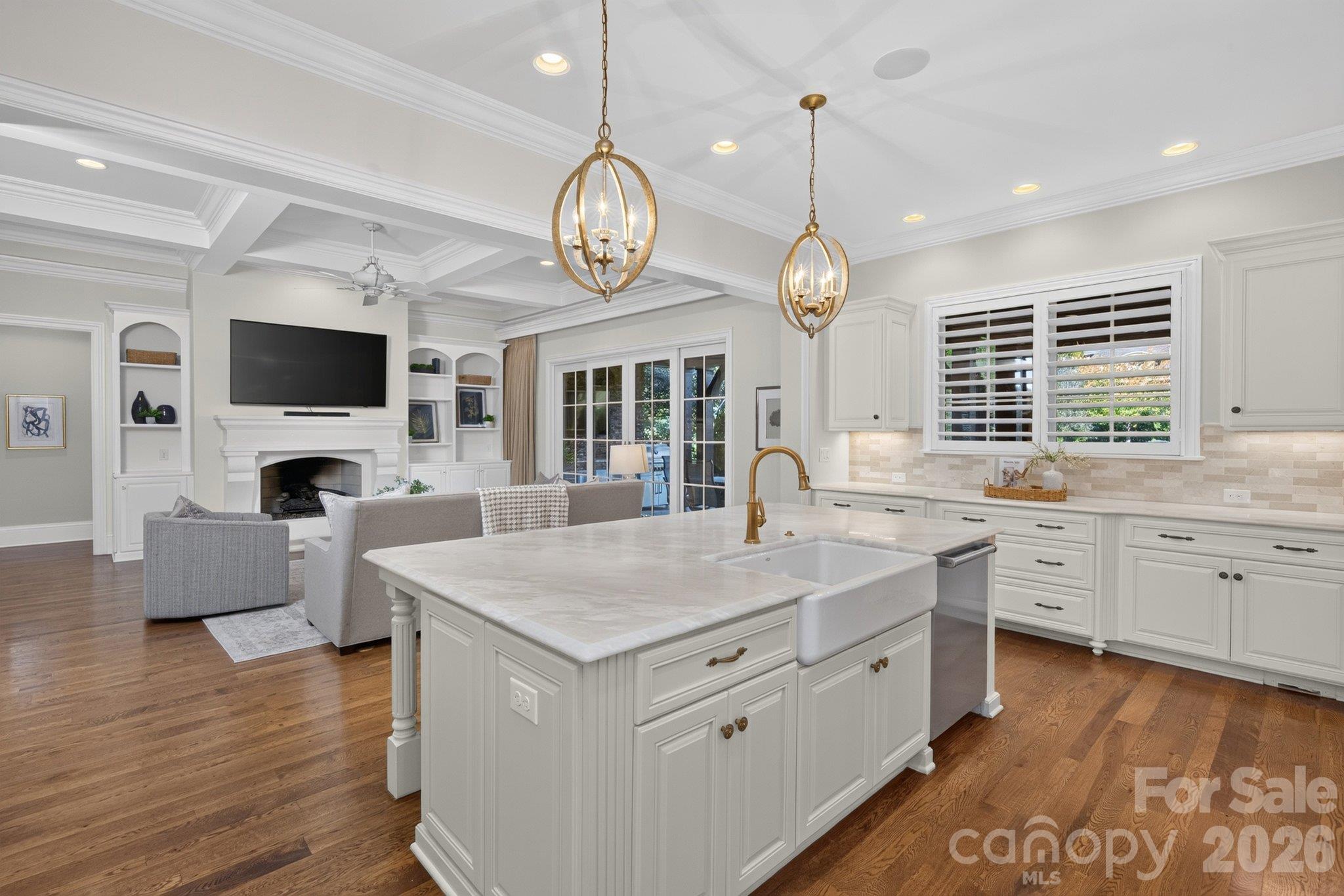 Farm sink in center island - 7805 Clovervale Drive, Waxhaw