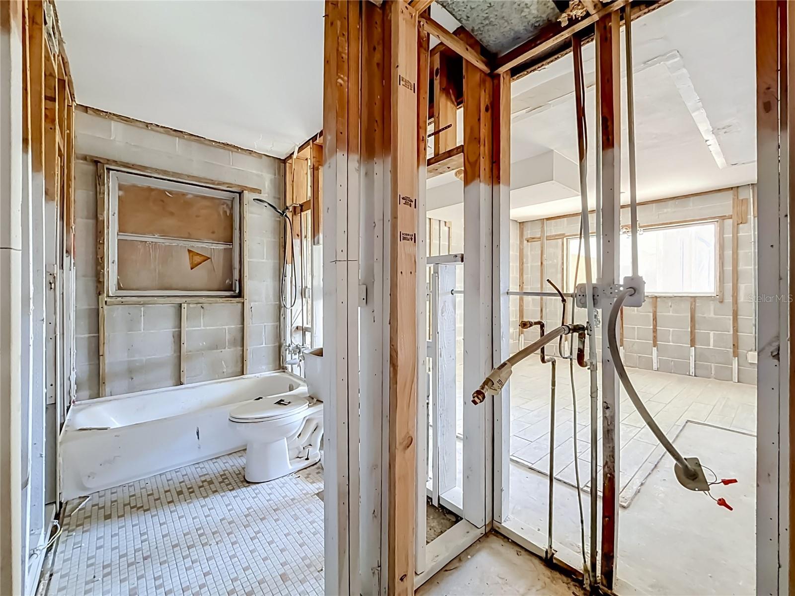 Hall Bath - 4902 31ST AVE S #101, GULFPORT