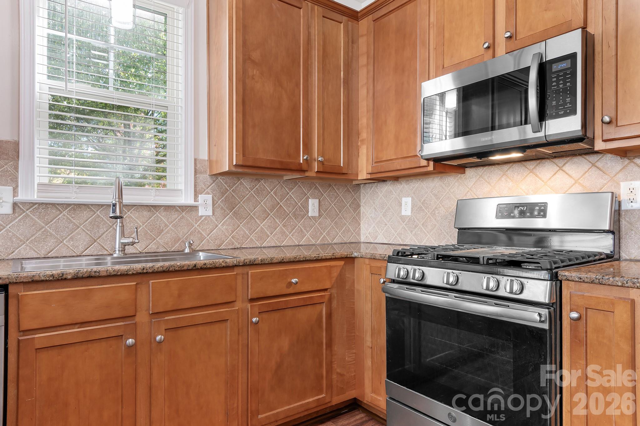 Kitchen - Gas Stove - 15404 Crossing Gate Drive, Cornelius