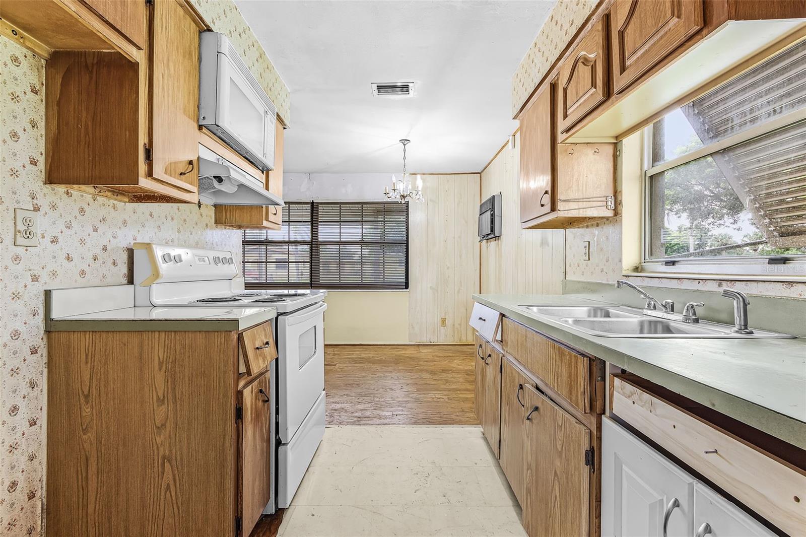 Single Family Residence at 2450 AZTEC DR, FORT MYERS, photo 12 of 25