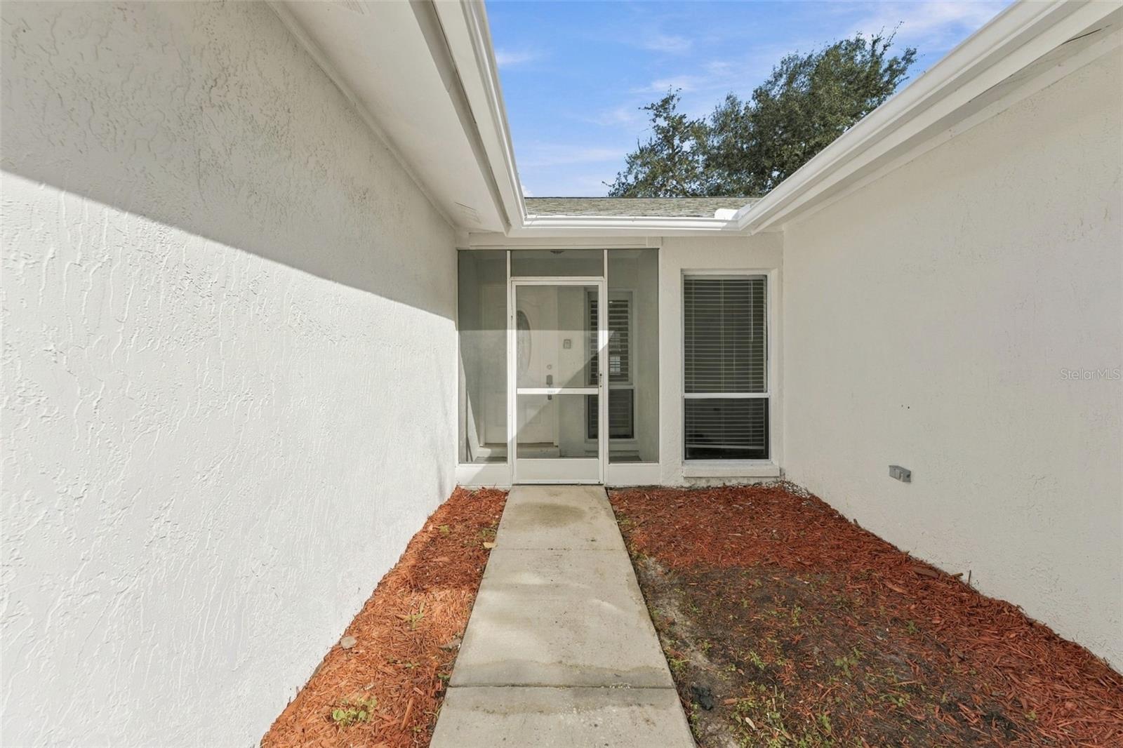 Single Family Residence at 15805 COUNTRY LAKE DR, TAMPA, photo 5 of 55
