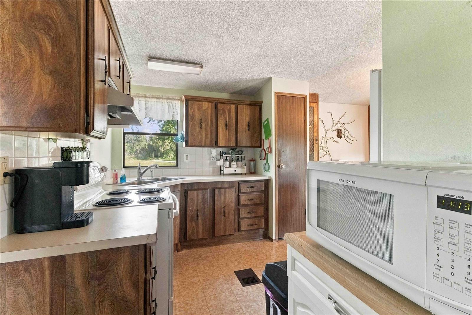Manufactured Home at 3807 ROOSTER LN, PLANT CITY, photo 6 of 33