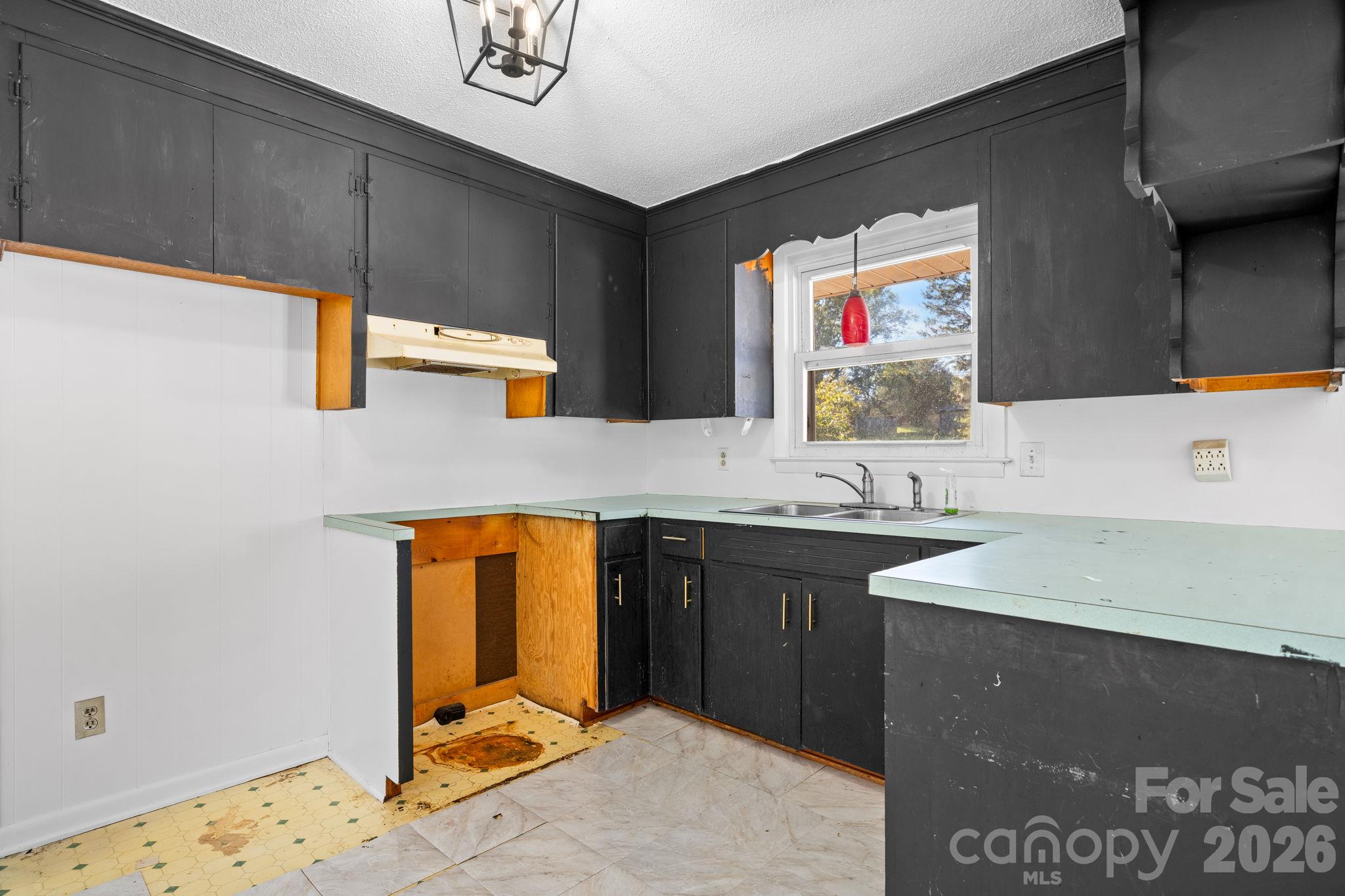 Single Family Residence at 2509 29th Street NE, Hickory, photo 5 of 47