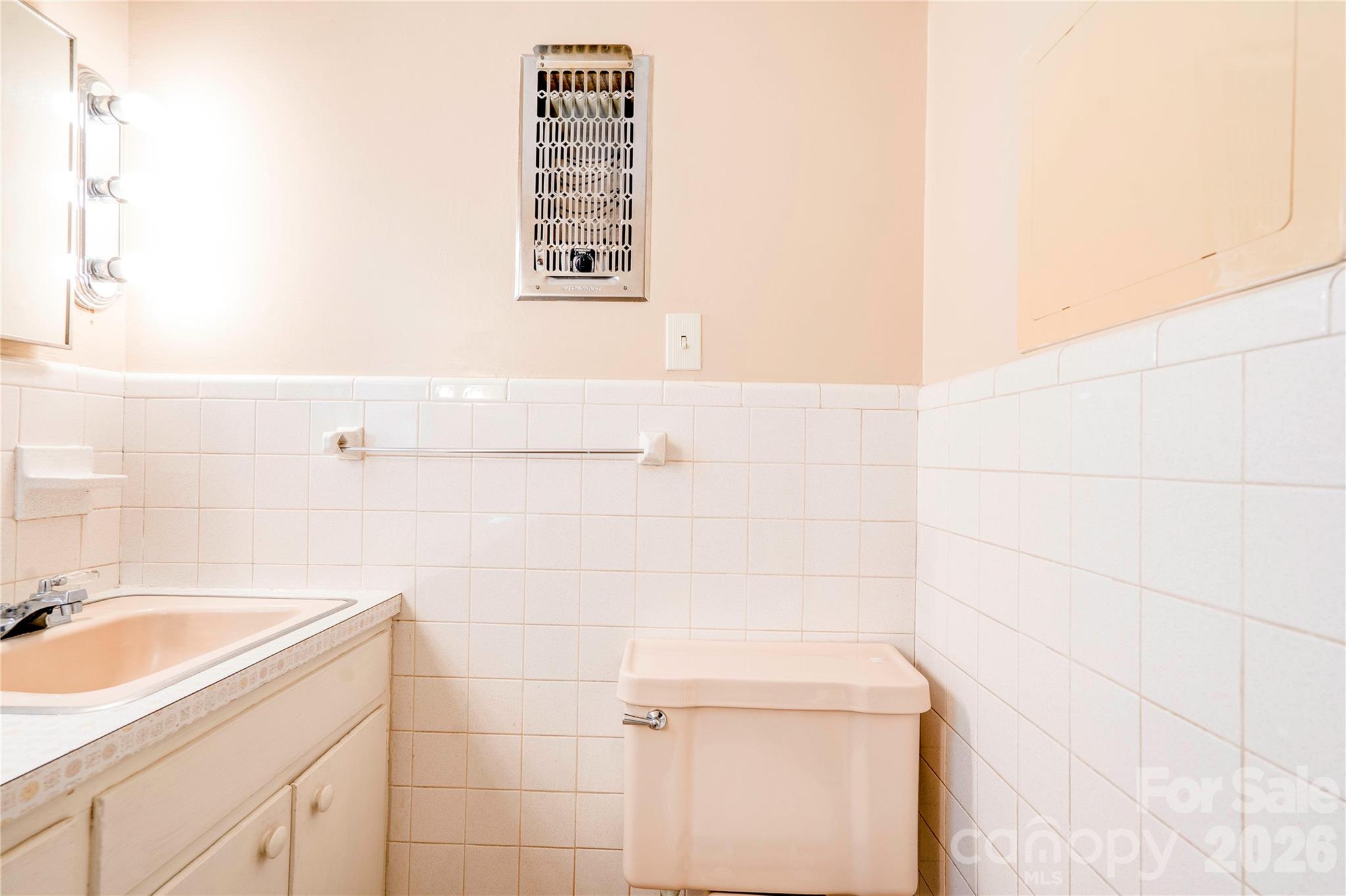 Hall Bathroom - 204 Stony Point Road, Kings Mountain