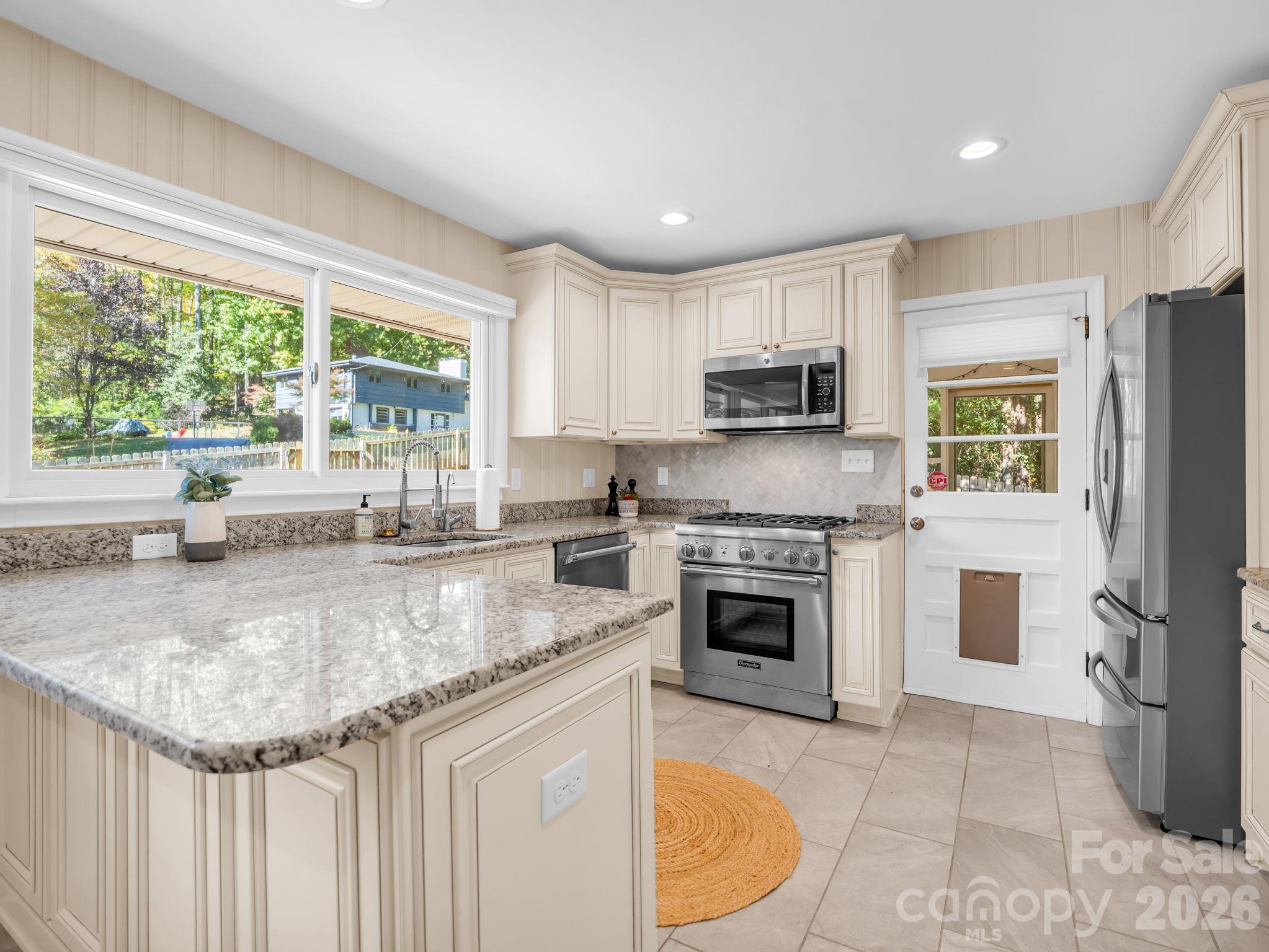 Single Family Residence at 2 Bevlyn Drive, Asheville, photo 6 of 93