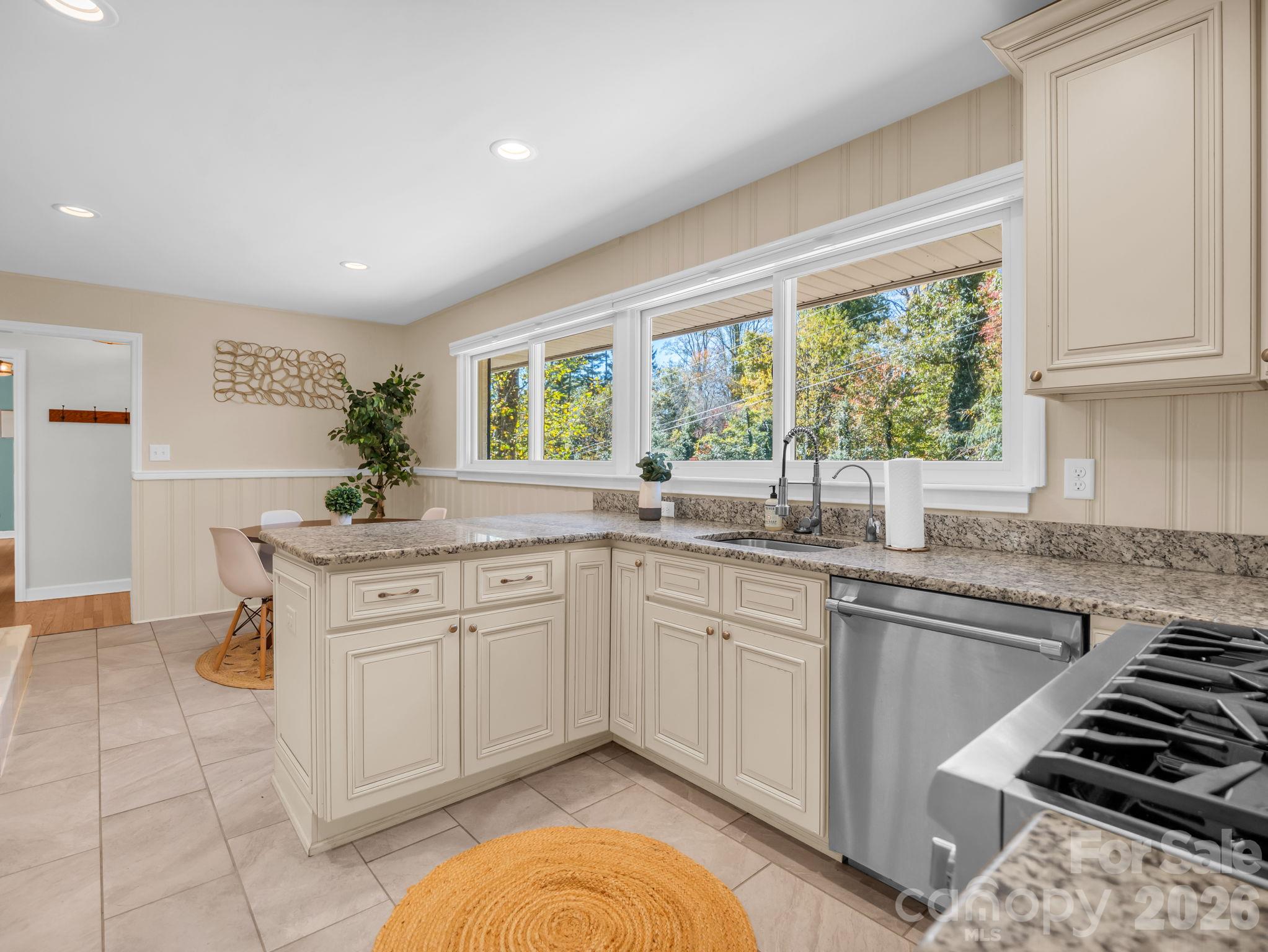 Single Family Residence at 2 Bevlyn Drive, Asheville, photo 10 of 93