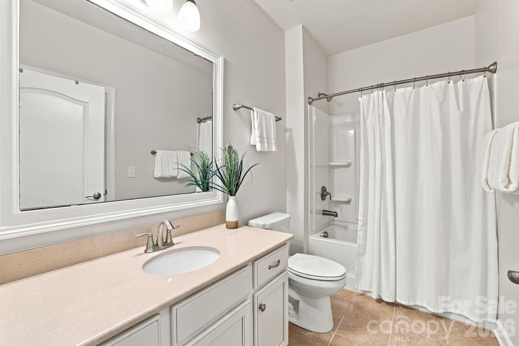 Full guest bath - 3103 Arches Bluff Circle, Lancaster