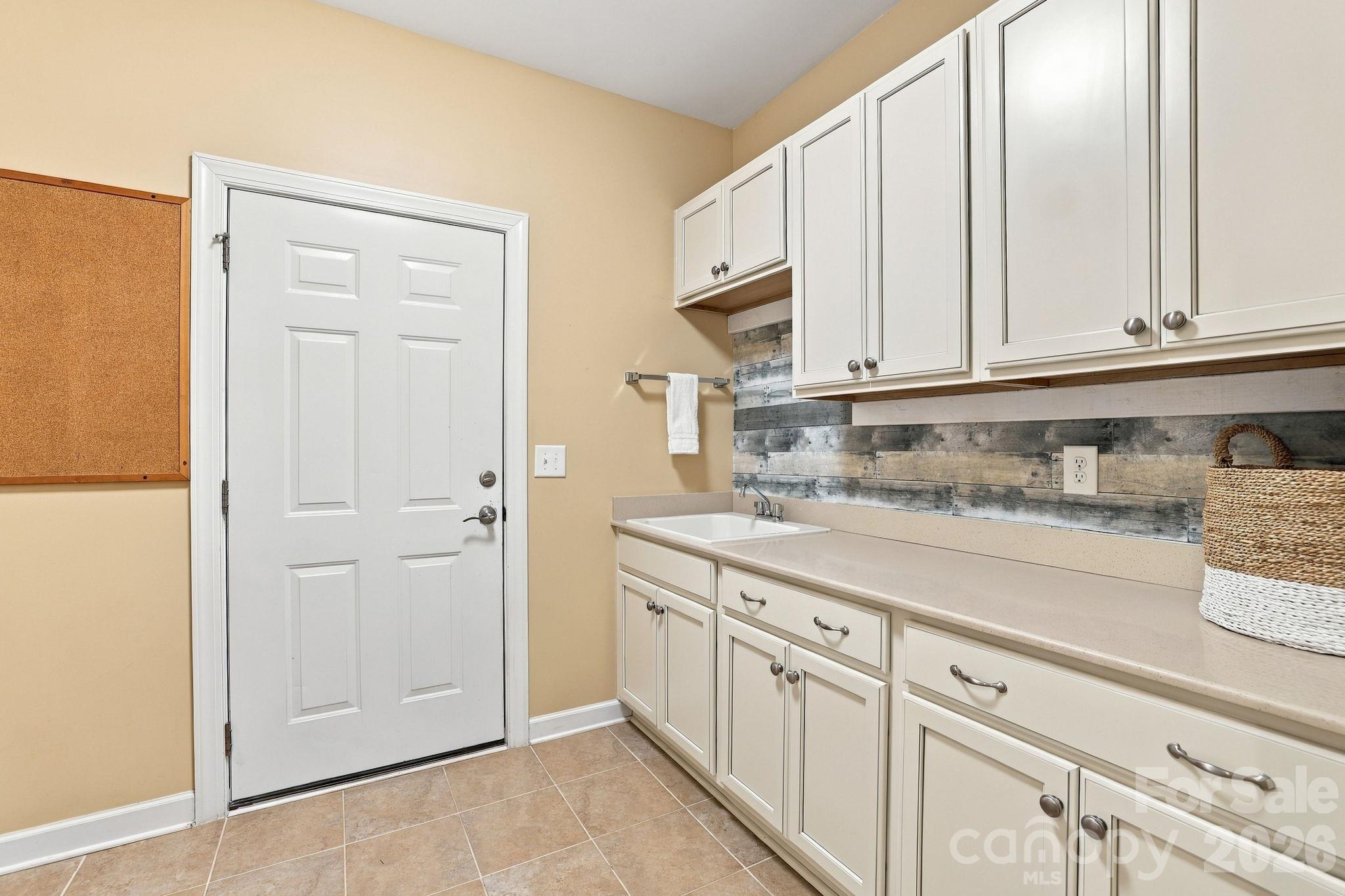 Large laundry - 3103 Arches Bluff Circle, Lancaster