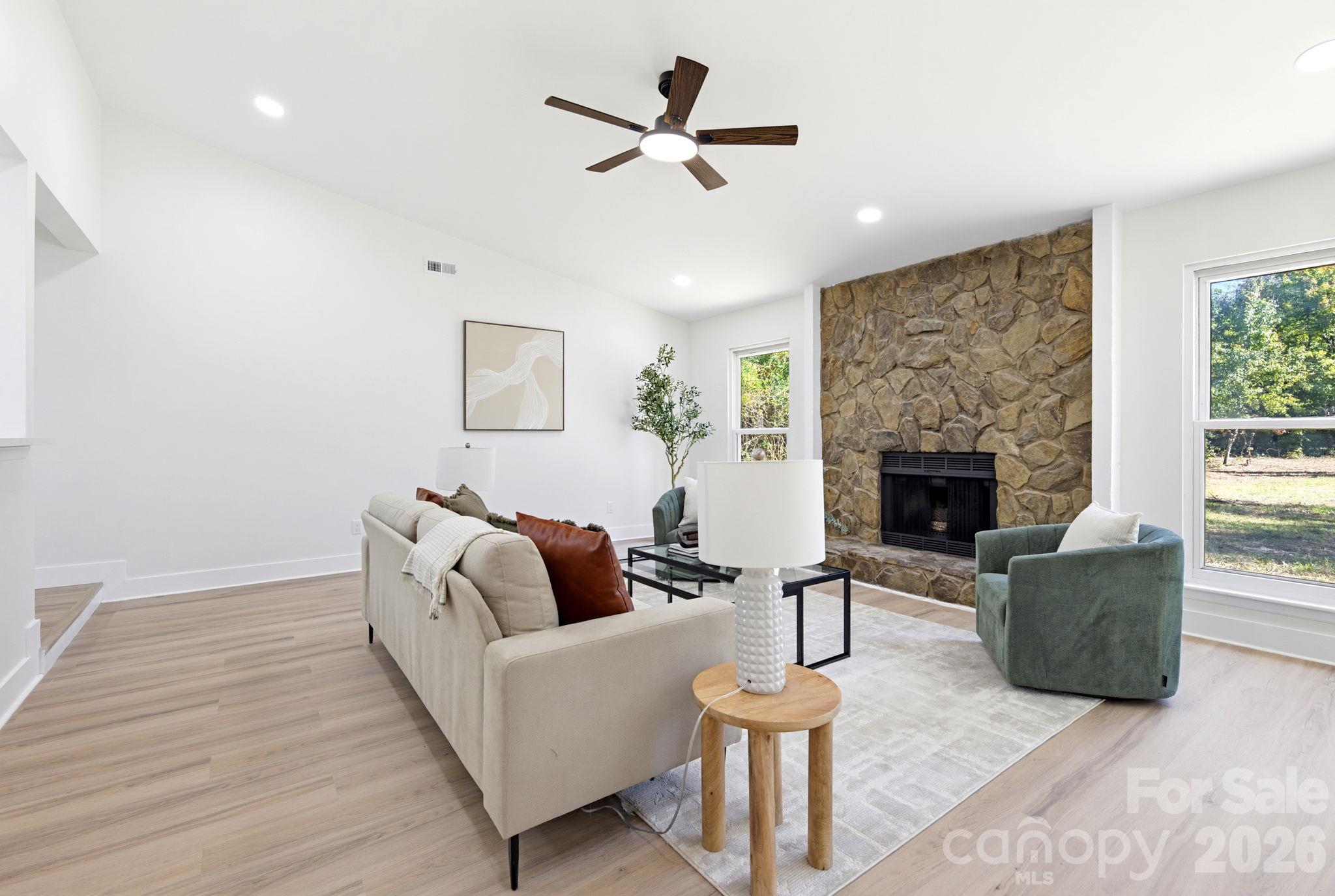 Single Family Residence at 7532 Eastbourne Road, Charlotte, photo 3 of 27