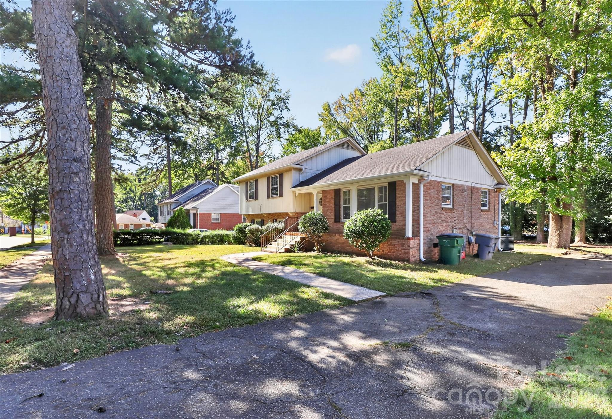 Single Family Residence at 5200 Amity Place, Charlotte, photo 2 of 18