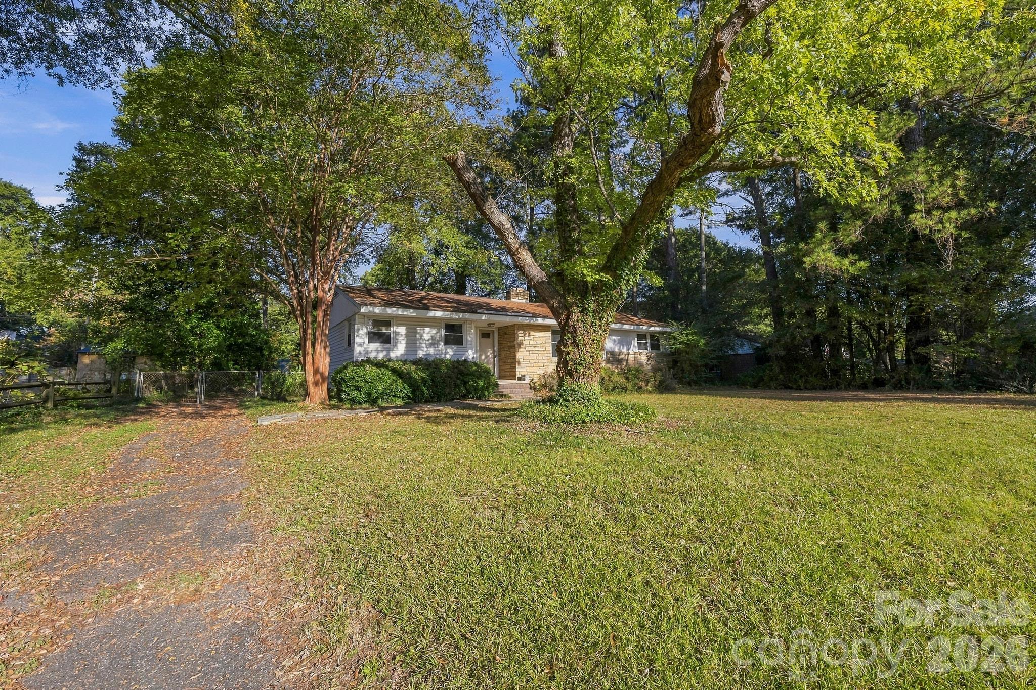 Single Family Residence at 1427 Westbrook Circle, Gastonia, photo 2 of 28
