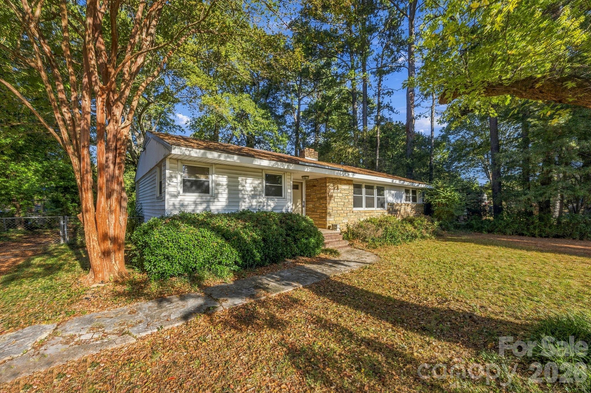 Single Family Residence at 1427 Westbrook Circle, Gastonia, photo 3 of 28
