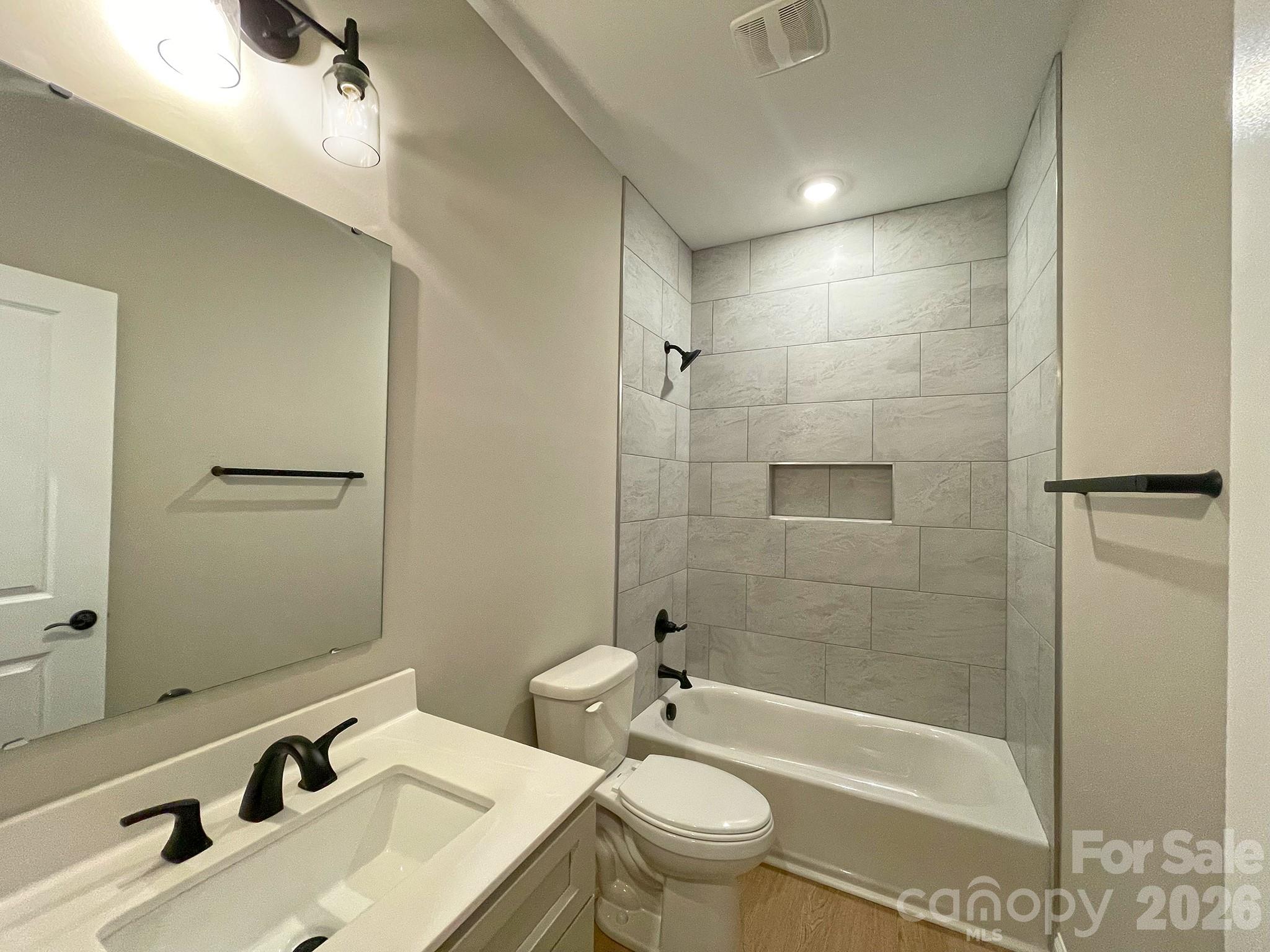Secondary Full Bath off Hallway - 130 Windstone Crossing Trail, Troutman