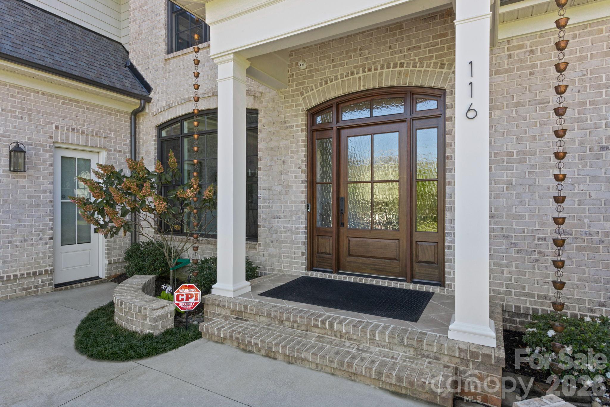Single Family Residence at 116 Fernbank Court, Simpsonville, photo 4 of 48