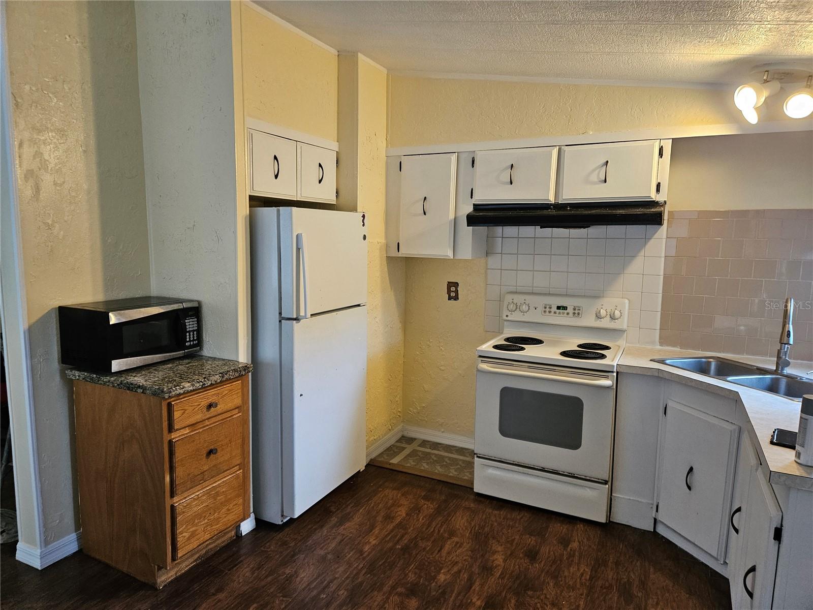 Manufactured Home at PINE HILLS MOBILE HOMESITES UNREC 164, ORMOND BEACH, photo 5 of 17