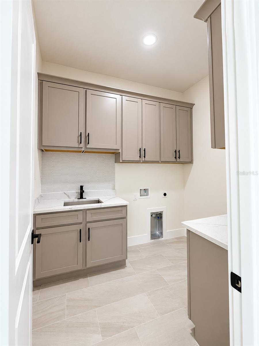 Laundry - 4112 SOUTHERN VALLEY LOOP, BROOKSVILLE