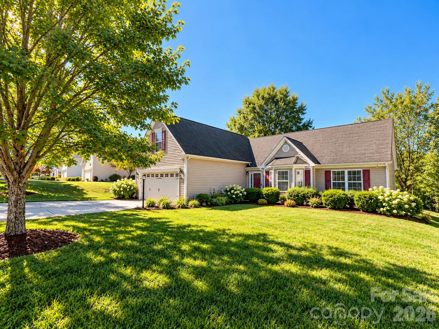 Single Family Residence at 112 Ashton Bluff Circle, Mount Holly, photo 2 of 26
