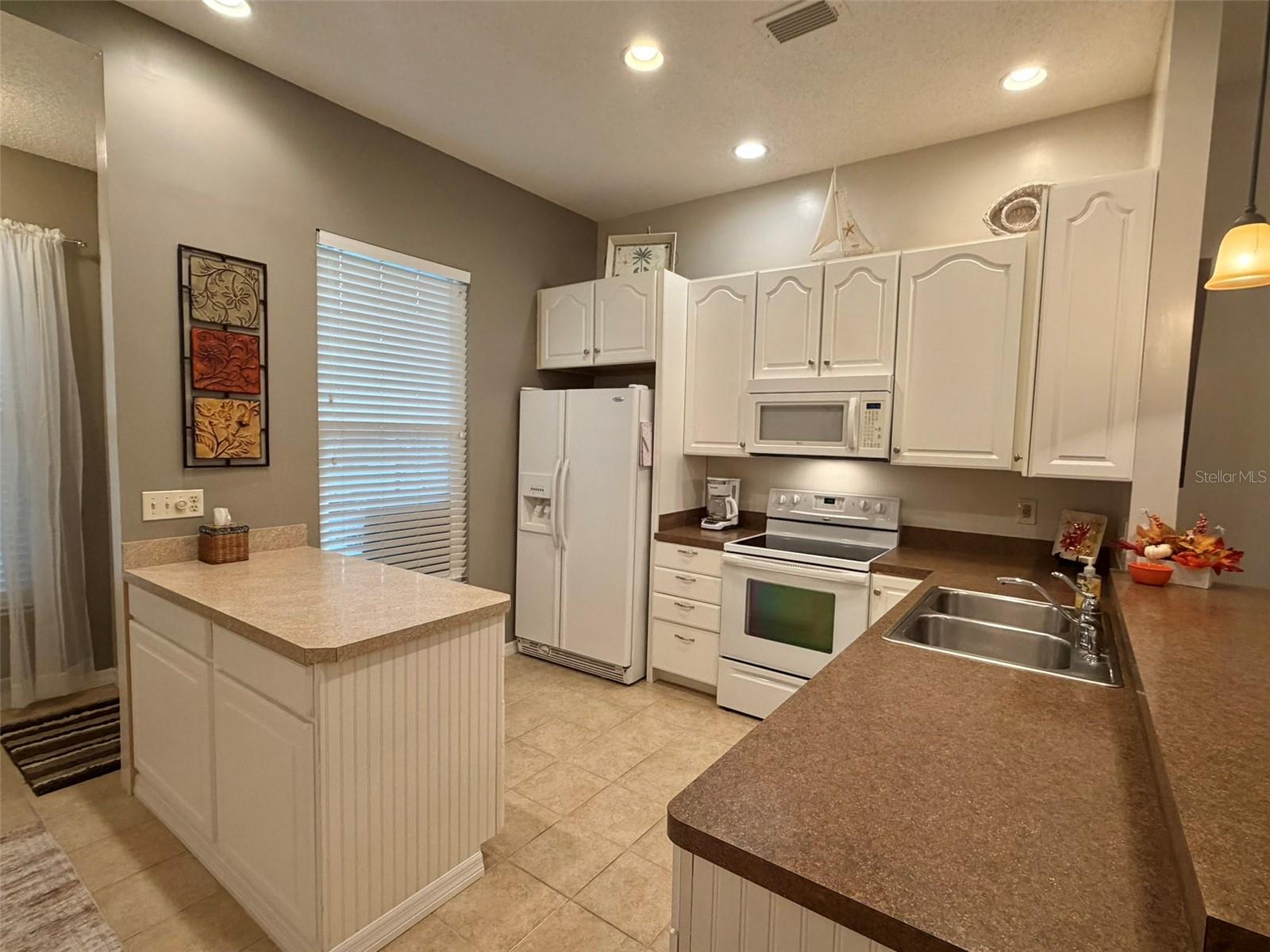 lots of room - 311 KELSEY WAY #3, SUN CITY CENTER