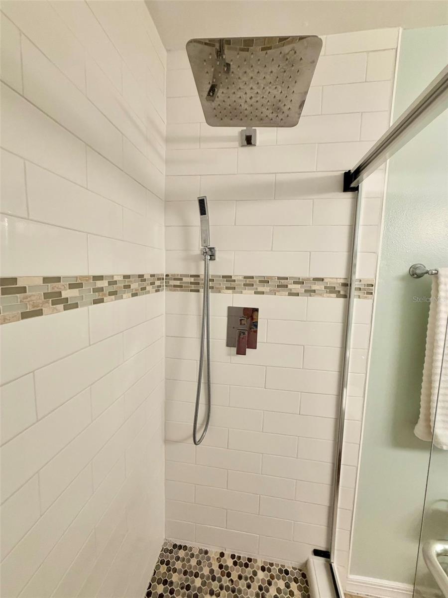 walk in shower - 311 KELSEY WAY #3, SUN CITY CENTER
