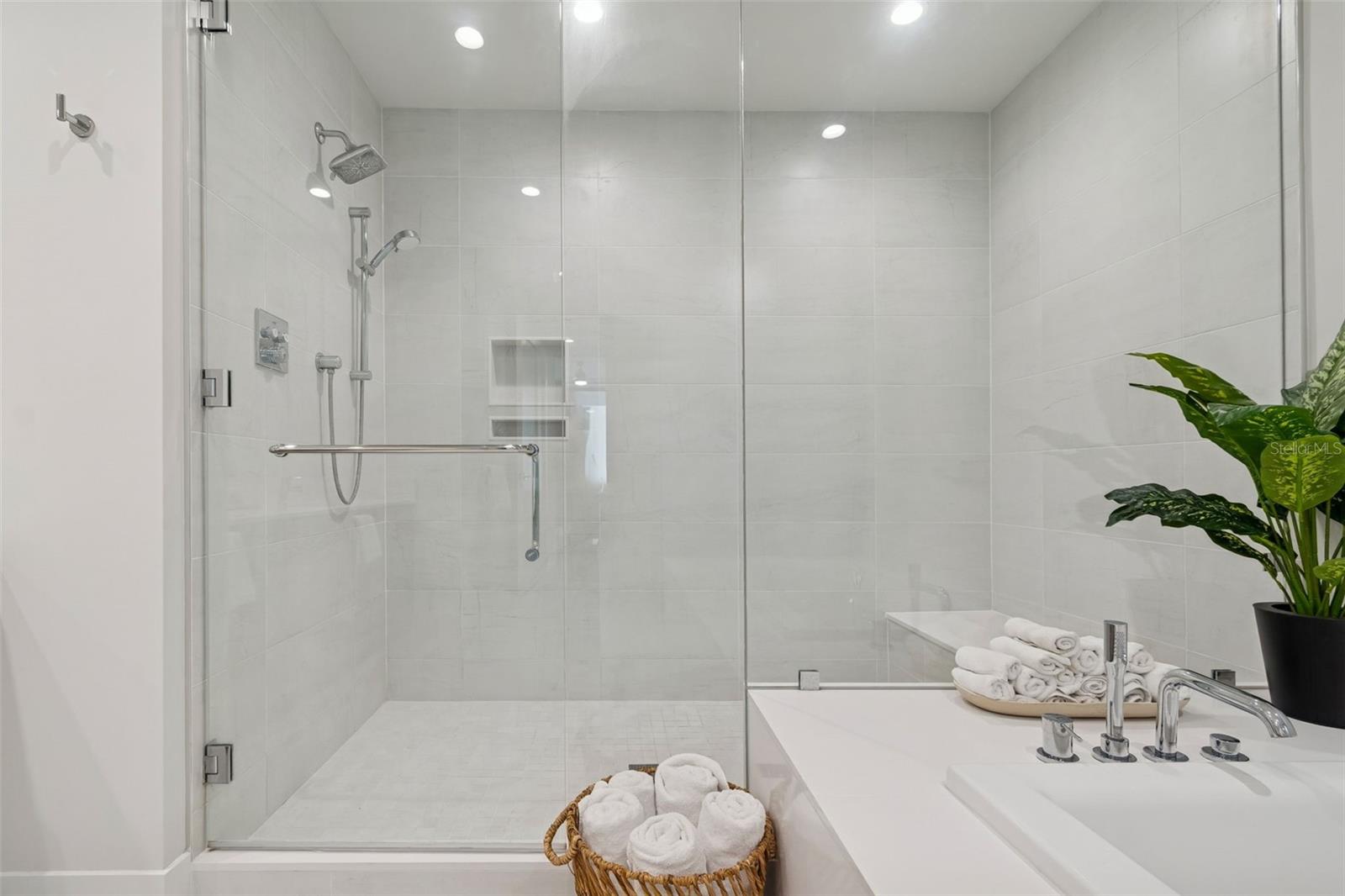 Separate shower and tub - 301 1ST ST S #1007, ST PETERSBURG