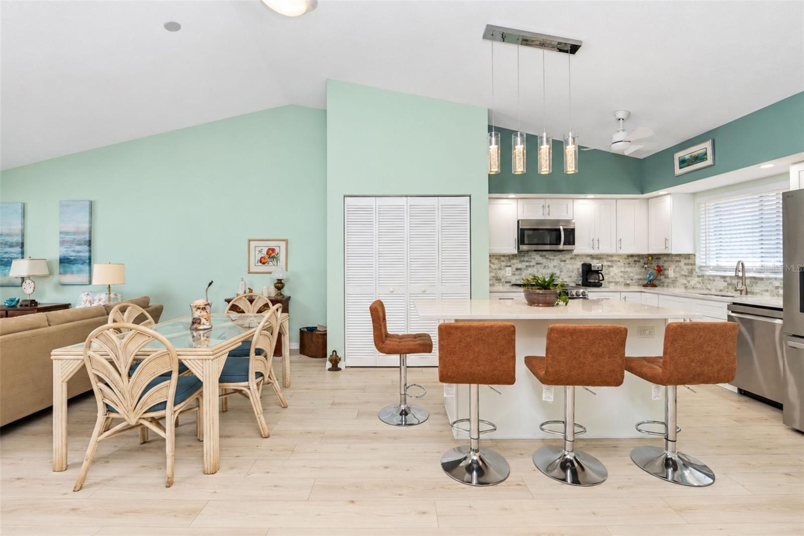 This open space is great for entertaining! - 6468 HAMLET DR #B, ENGLEWOOD