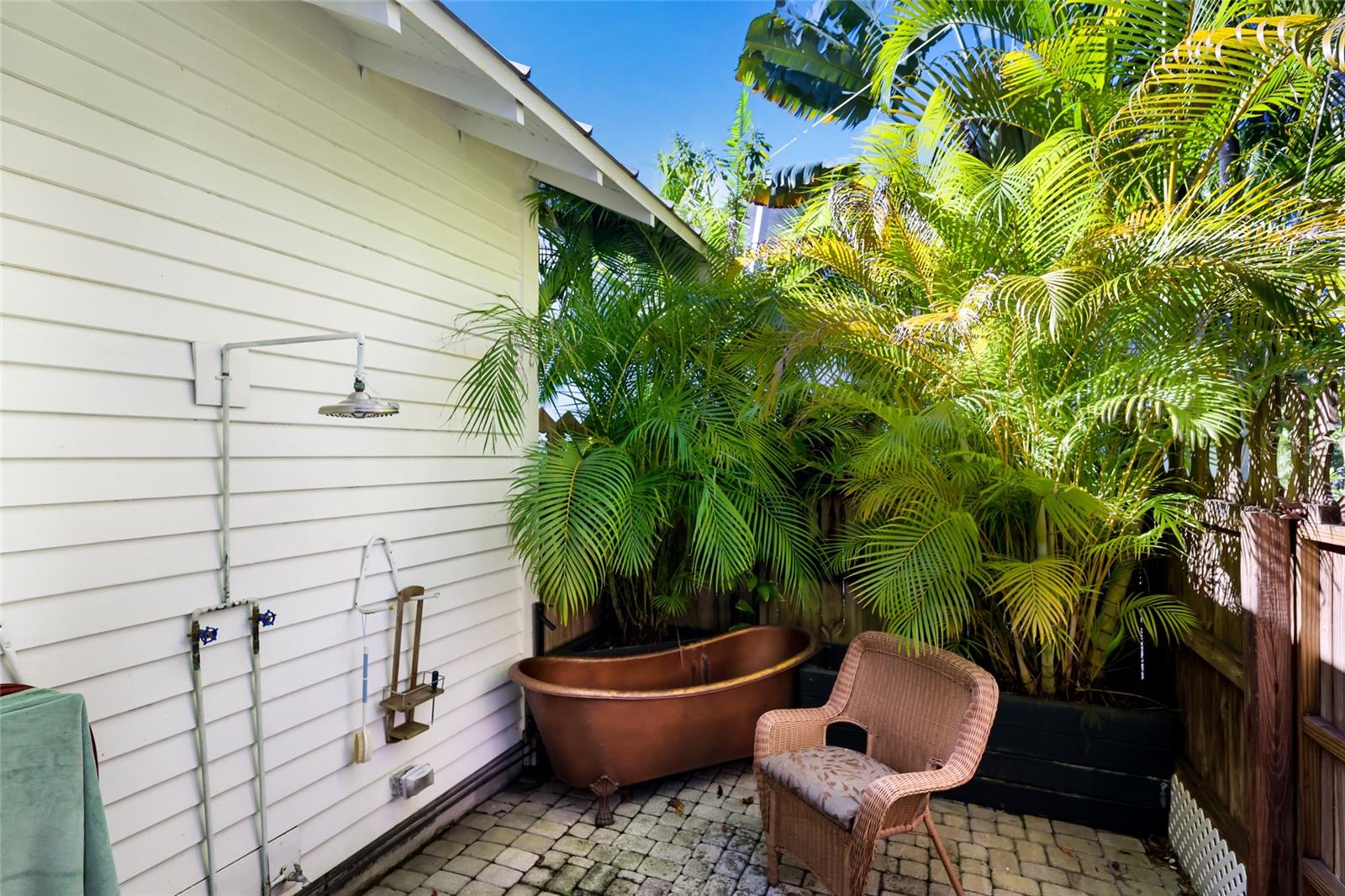 Additional private outdoor shower and tub - 2813 RIVERVIEW BLVD, BRADENTON
