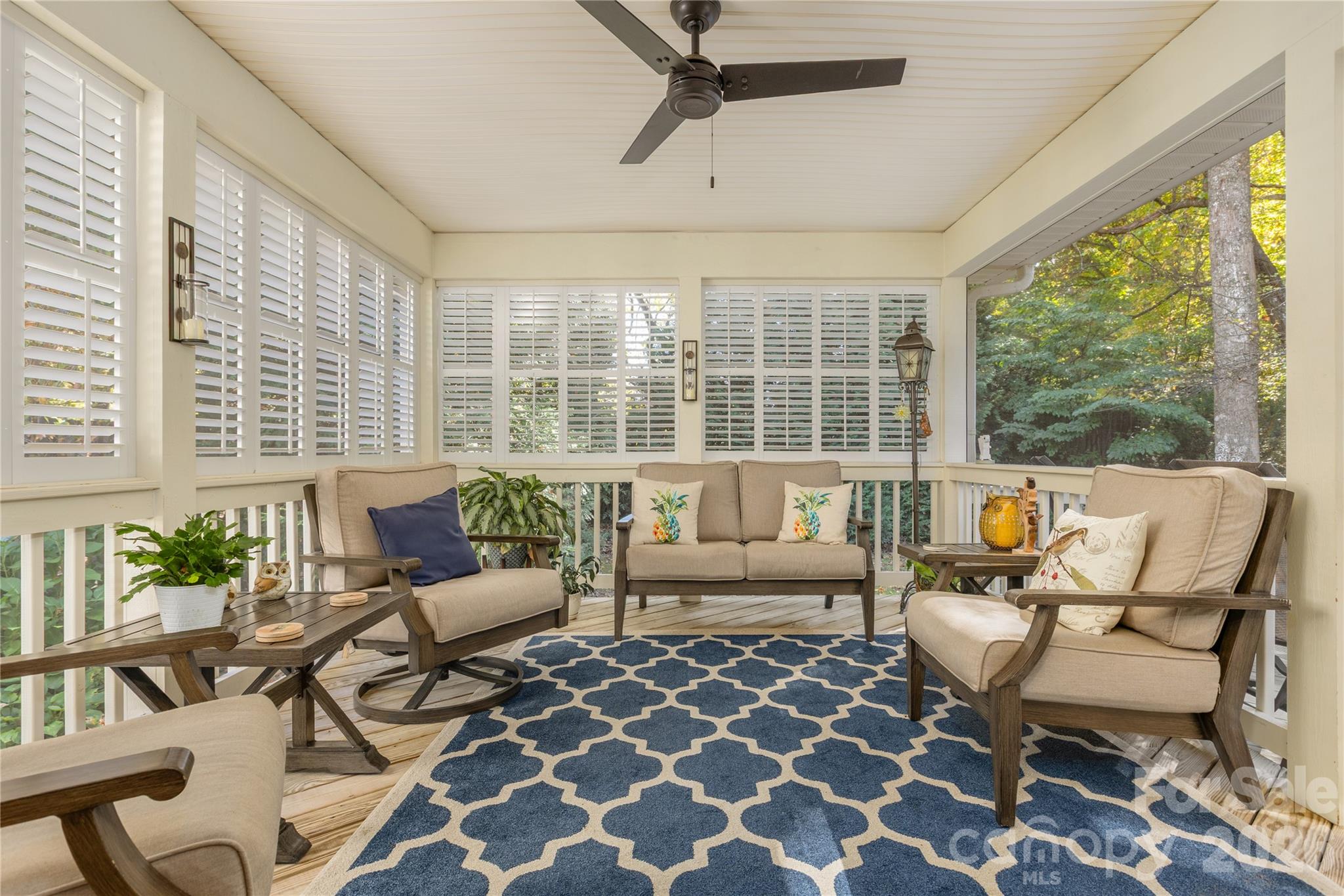 Screen porch for quiet mornings - 190 Fairway View Drive, Etowah