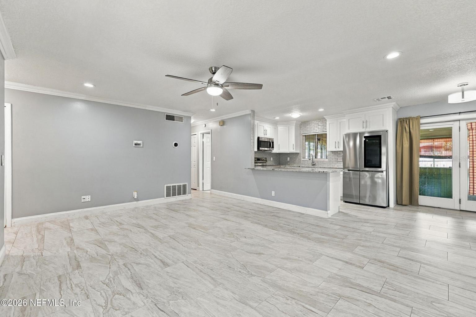 Living Area - 6054 TOYOTA DR, JACKSONVILLE
