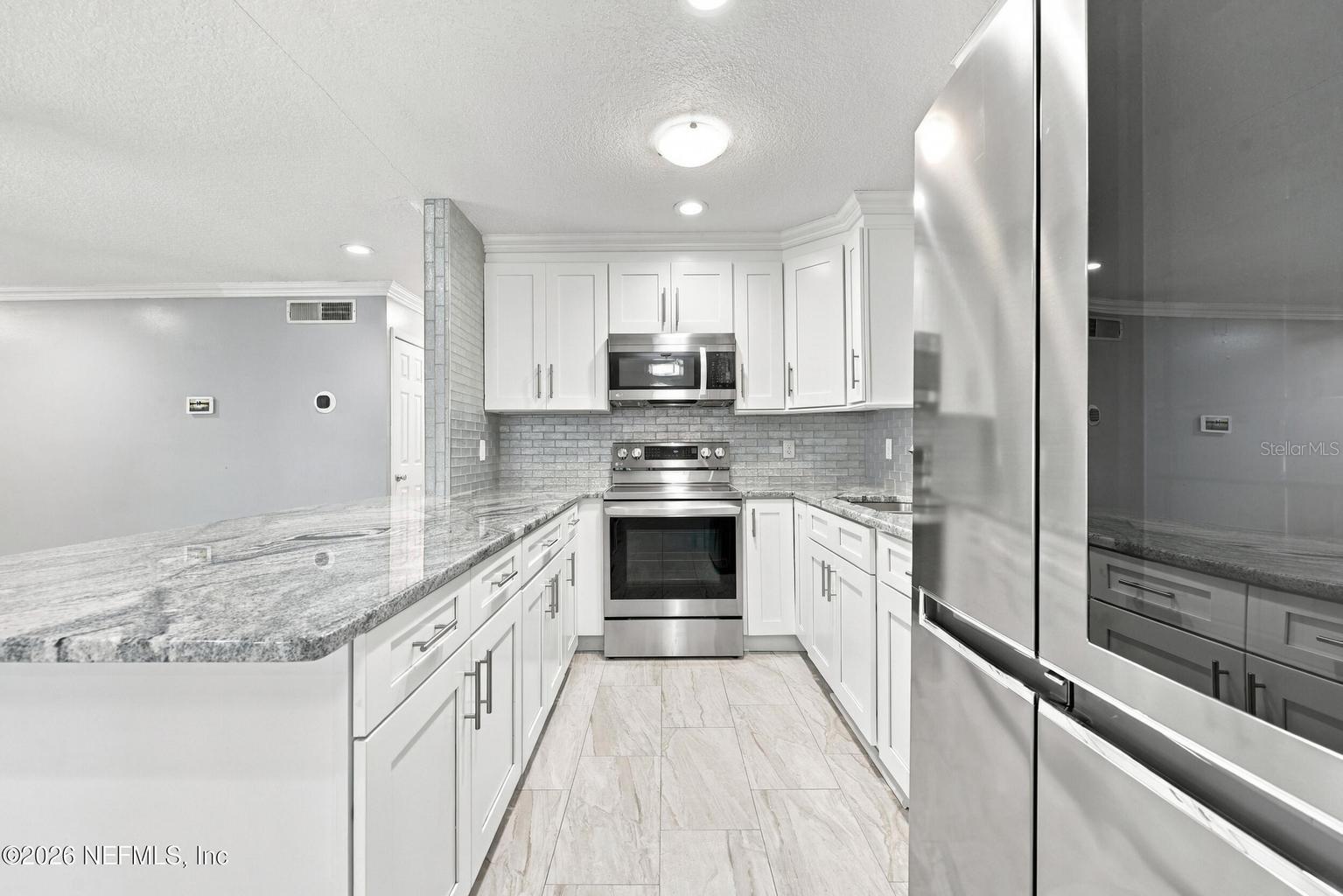 Kitchen - 6054 TOYOTA DR, JACKSONVILLE